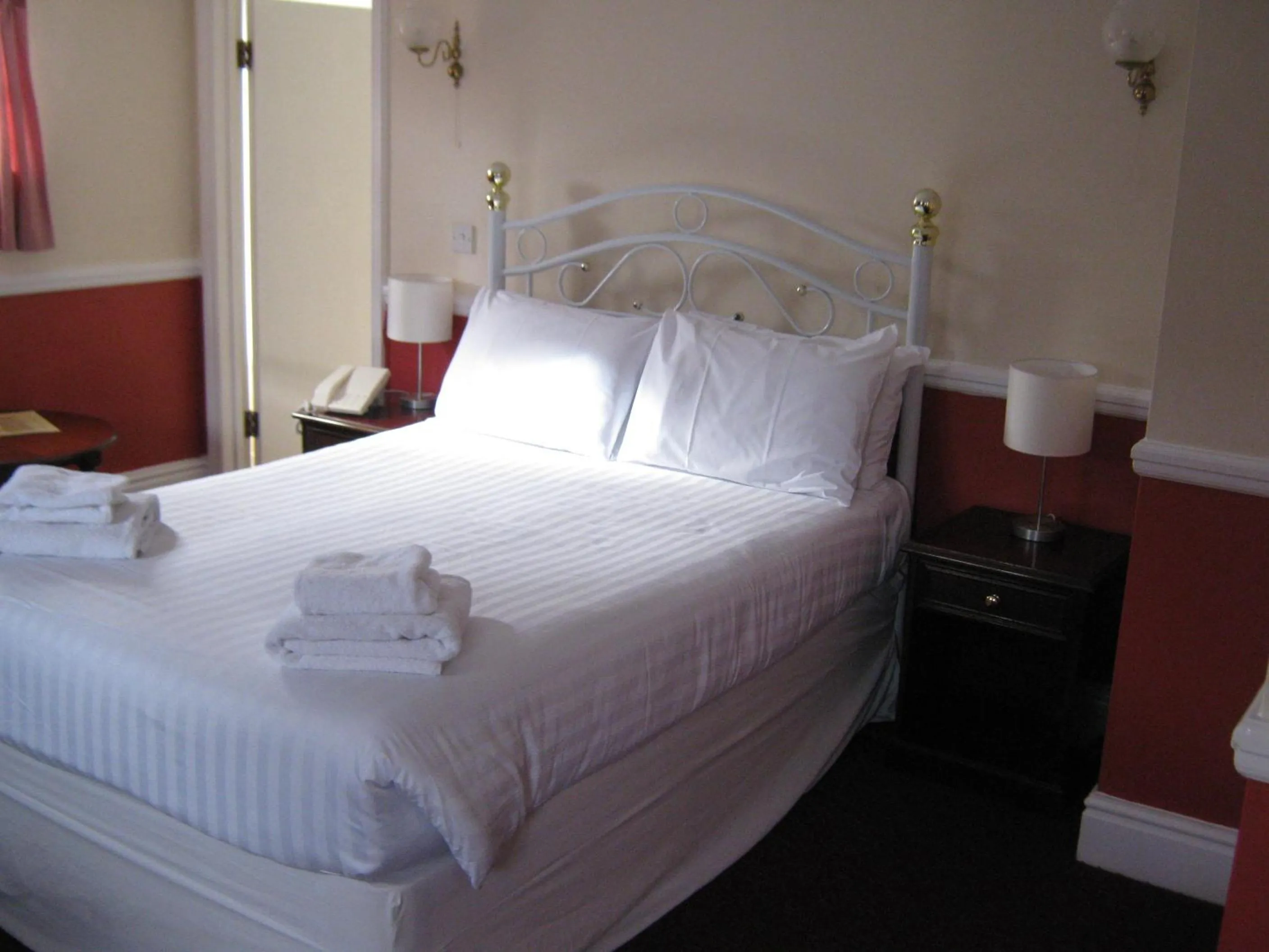 Bedroom, Bed in Rose and Crown Hotel