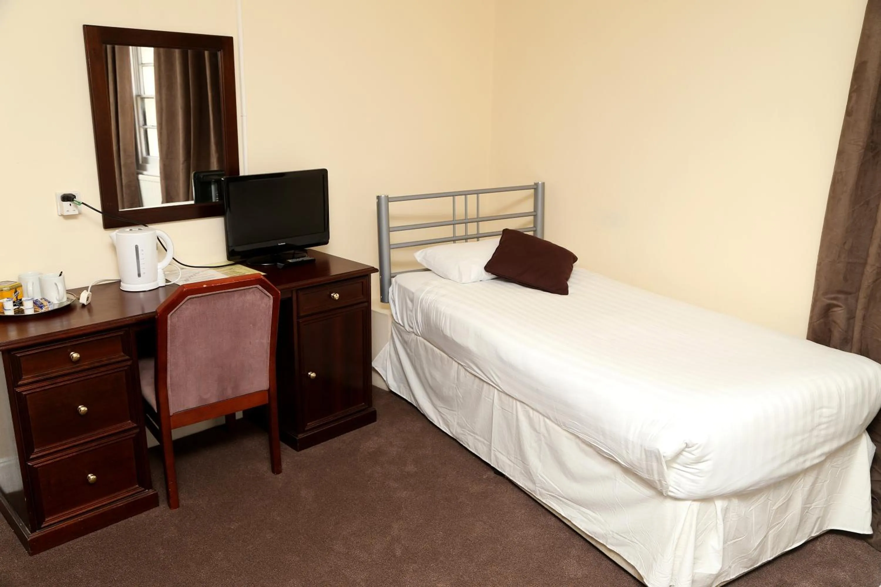 Bed in Rose and Crown Hotel