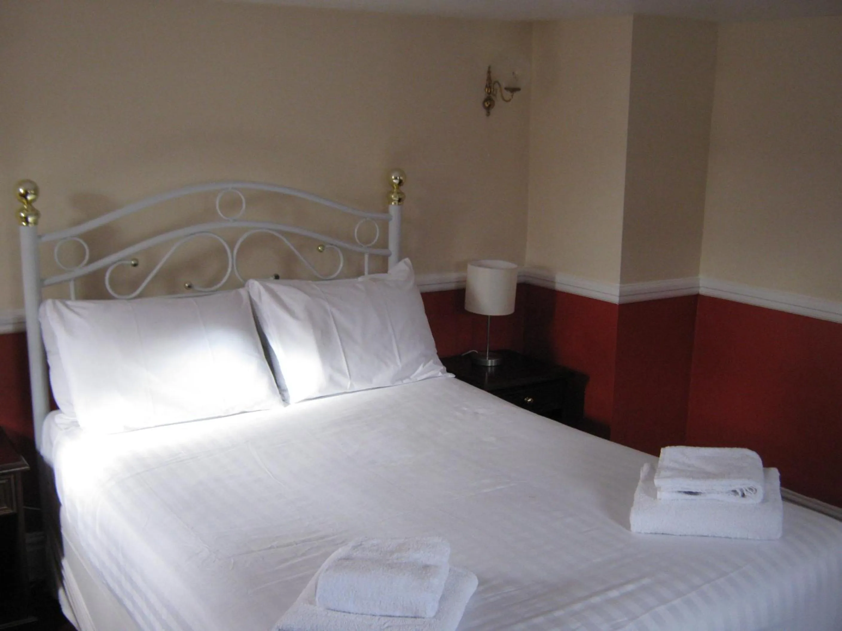 Bedroom, Bed in Rose and Crown Hotel