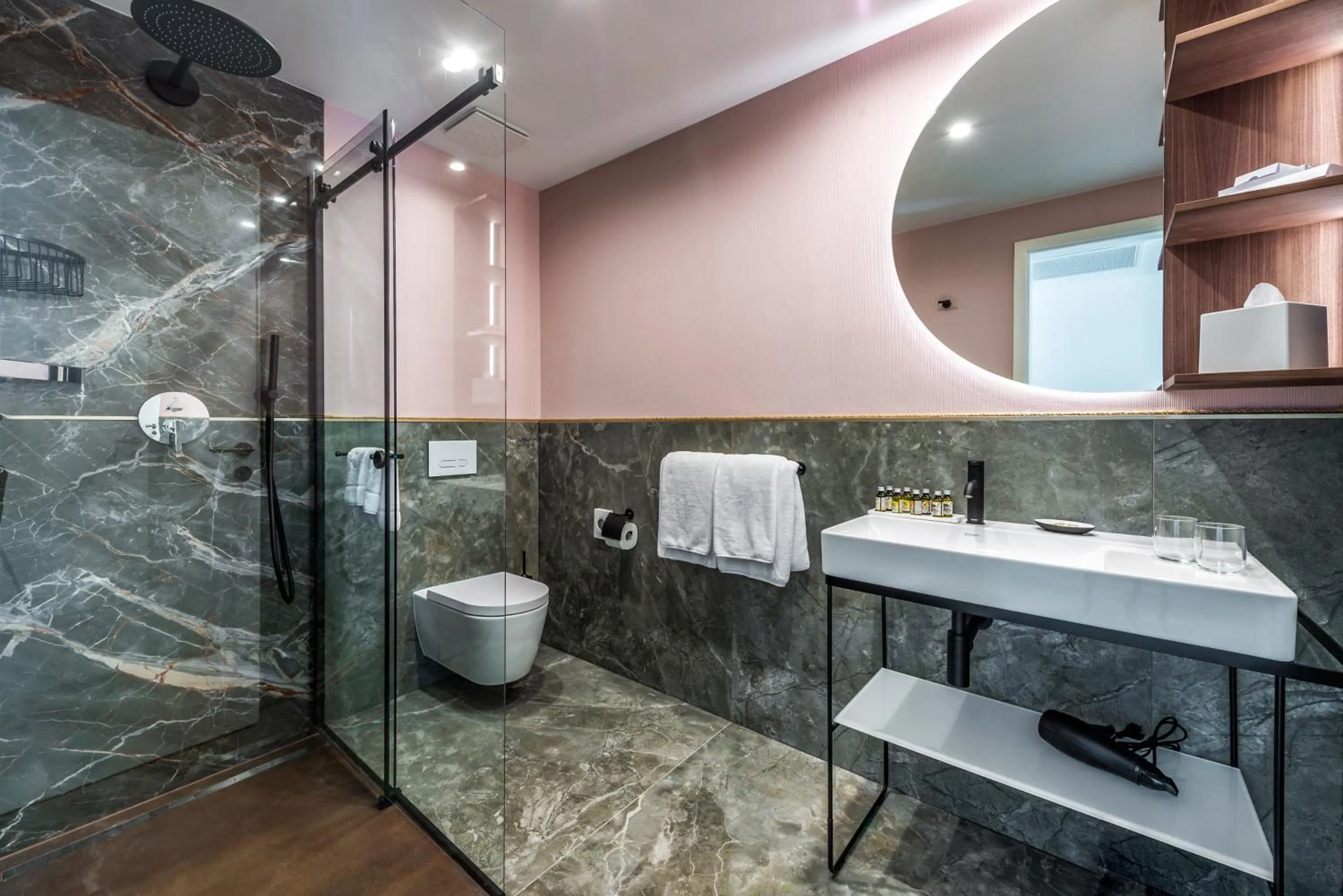 Shower in Villa Orabelle