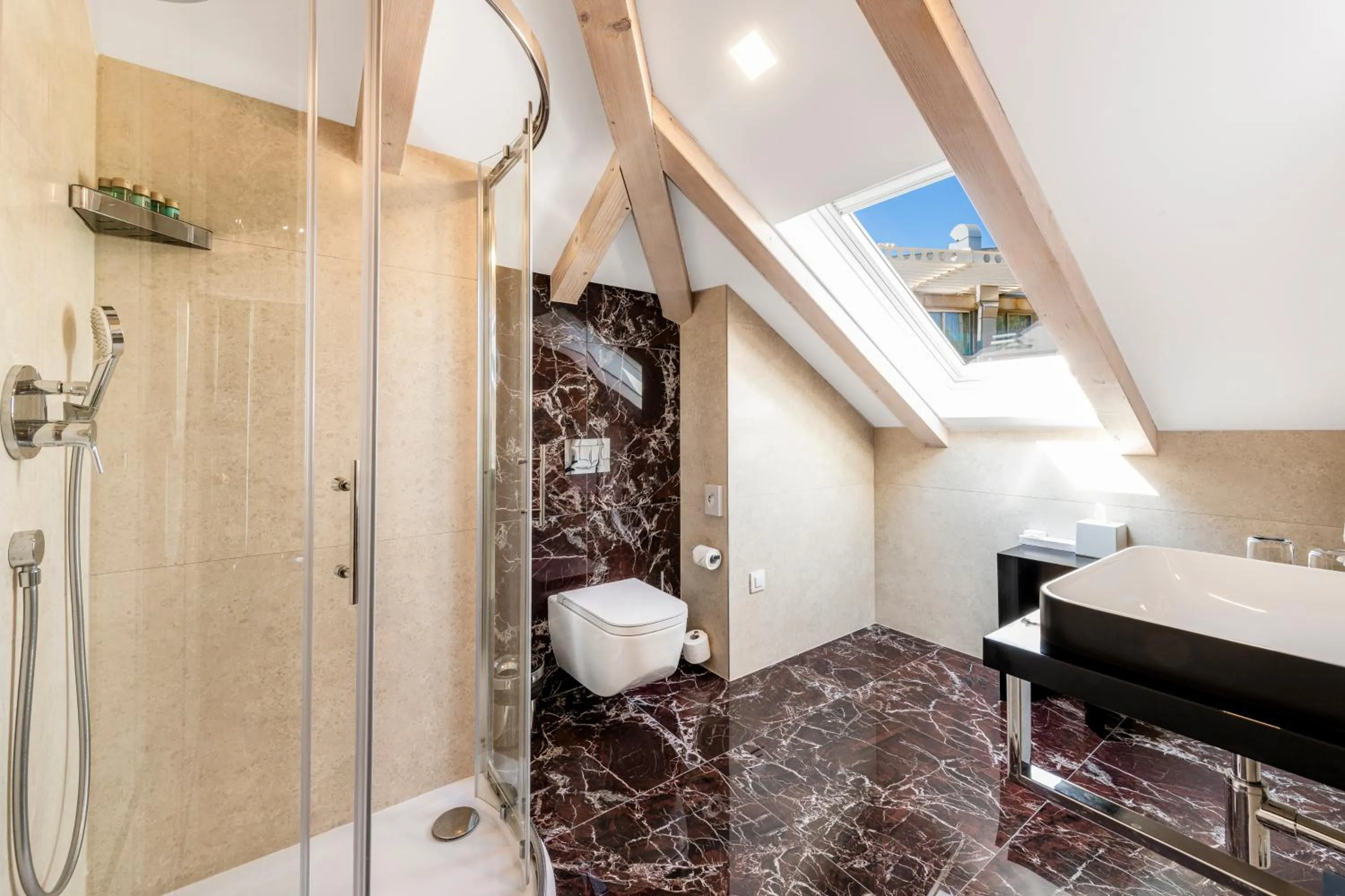 Shower in Villa Orabelle