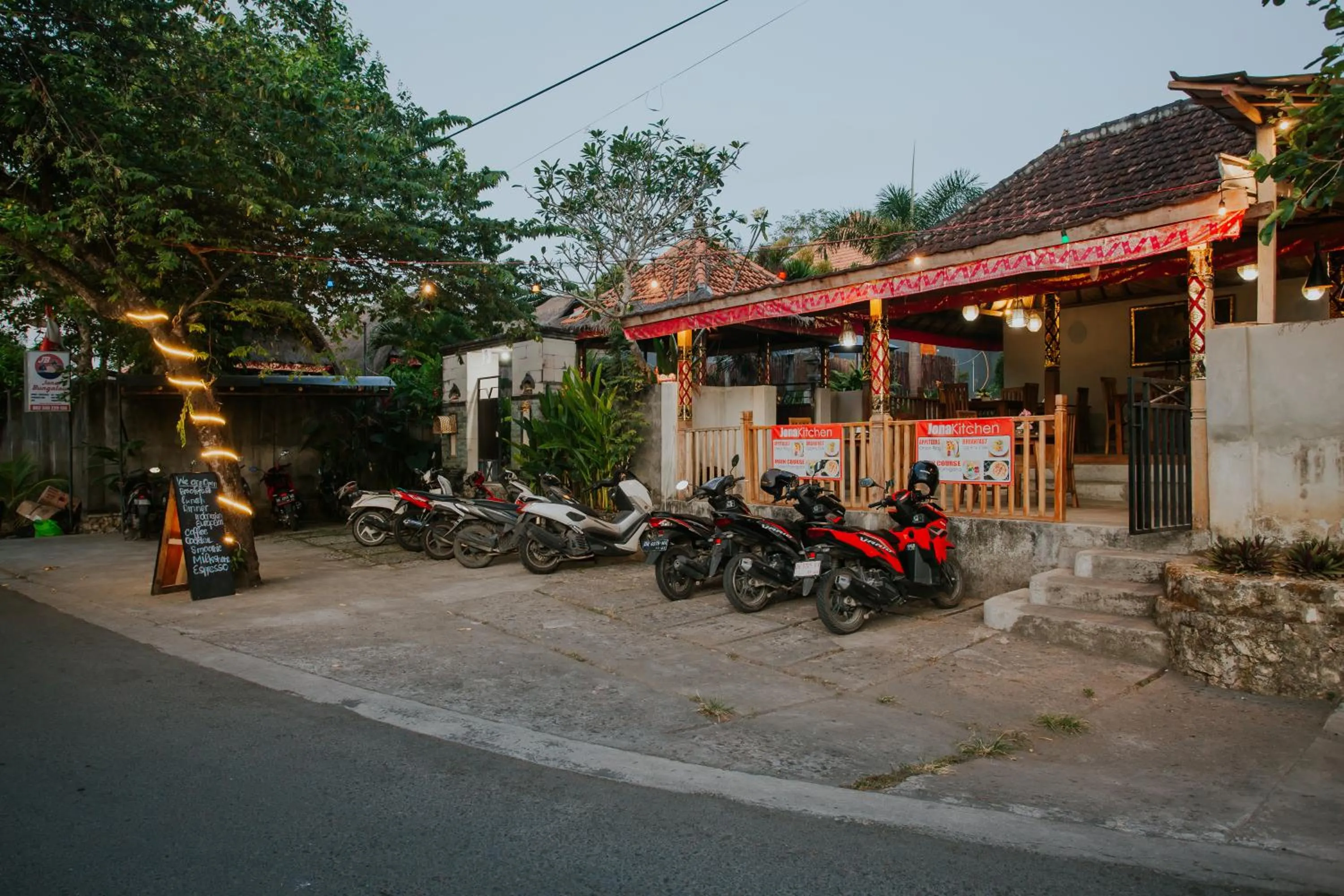 Restaurant/places to eat in Jona Bungalow