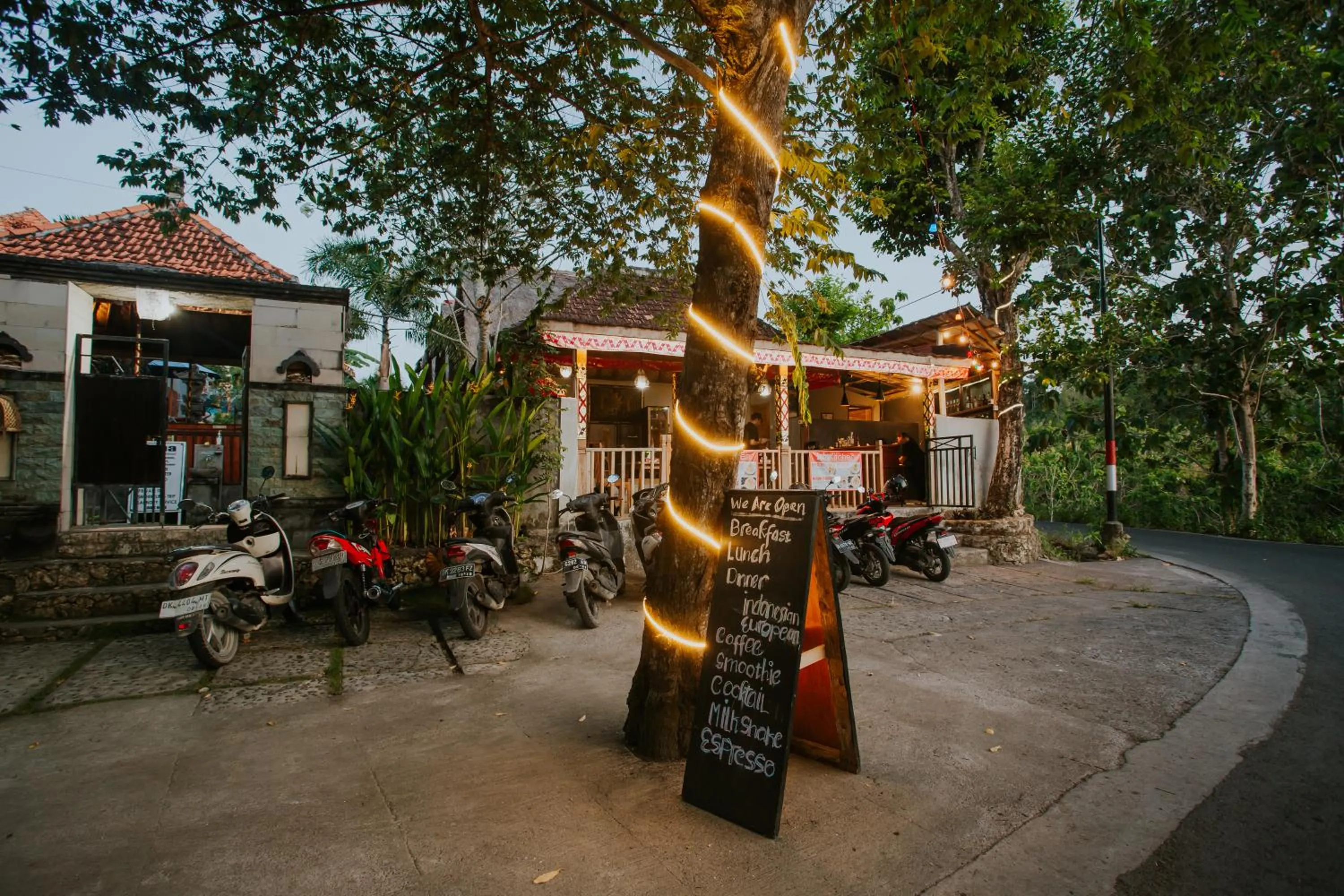 Restaurant/places to eat in Jona Bungalow