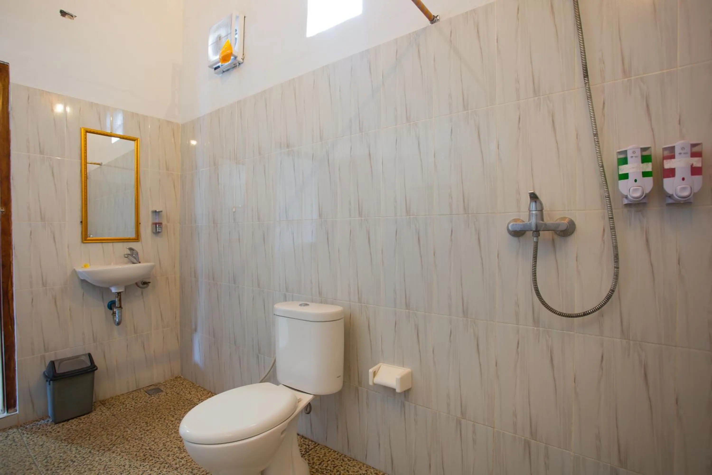 Toilet in Jona Bungalow