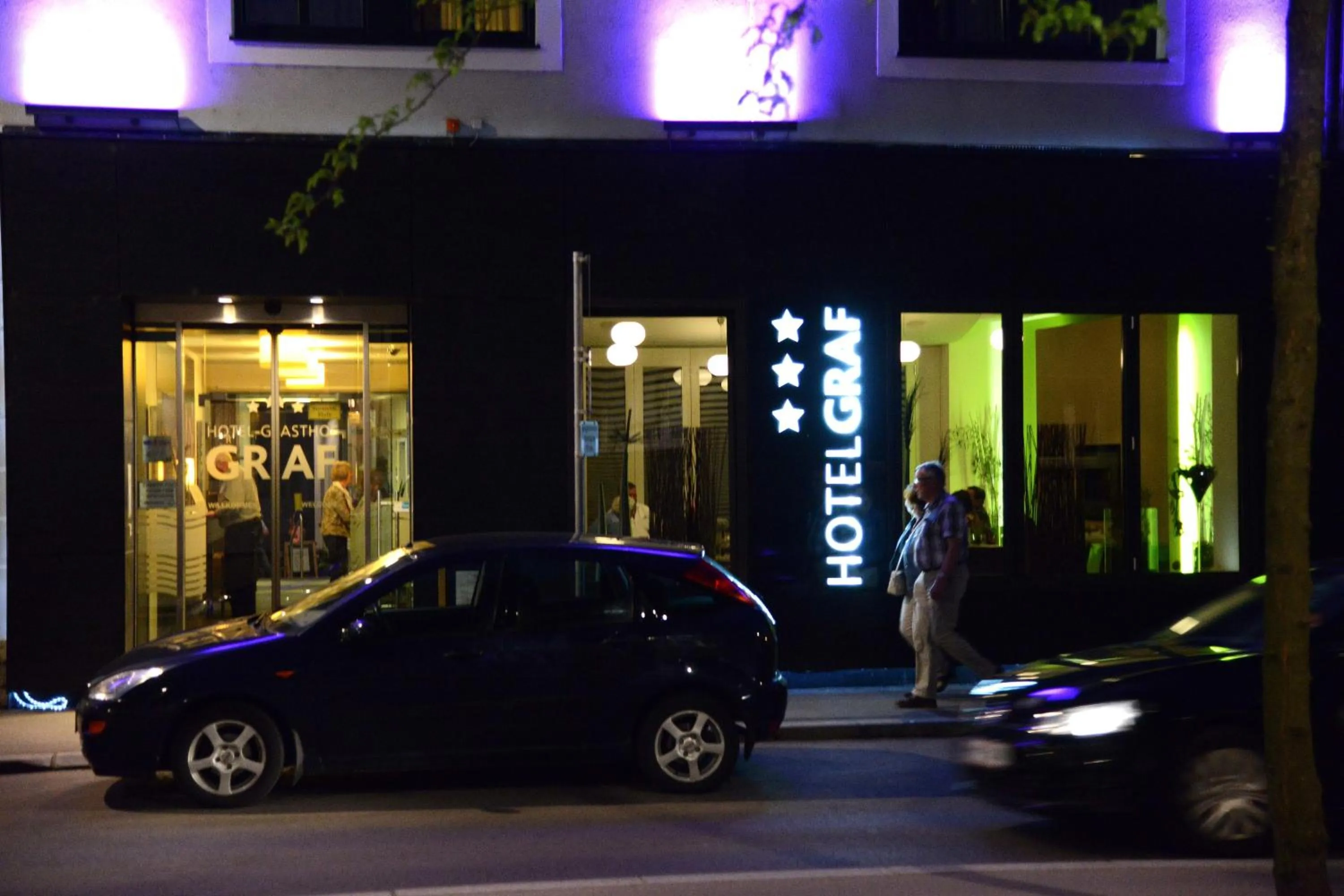 Night in Hotel & Restaurant Graf