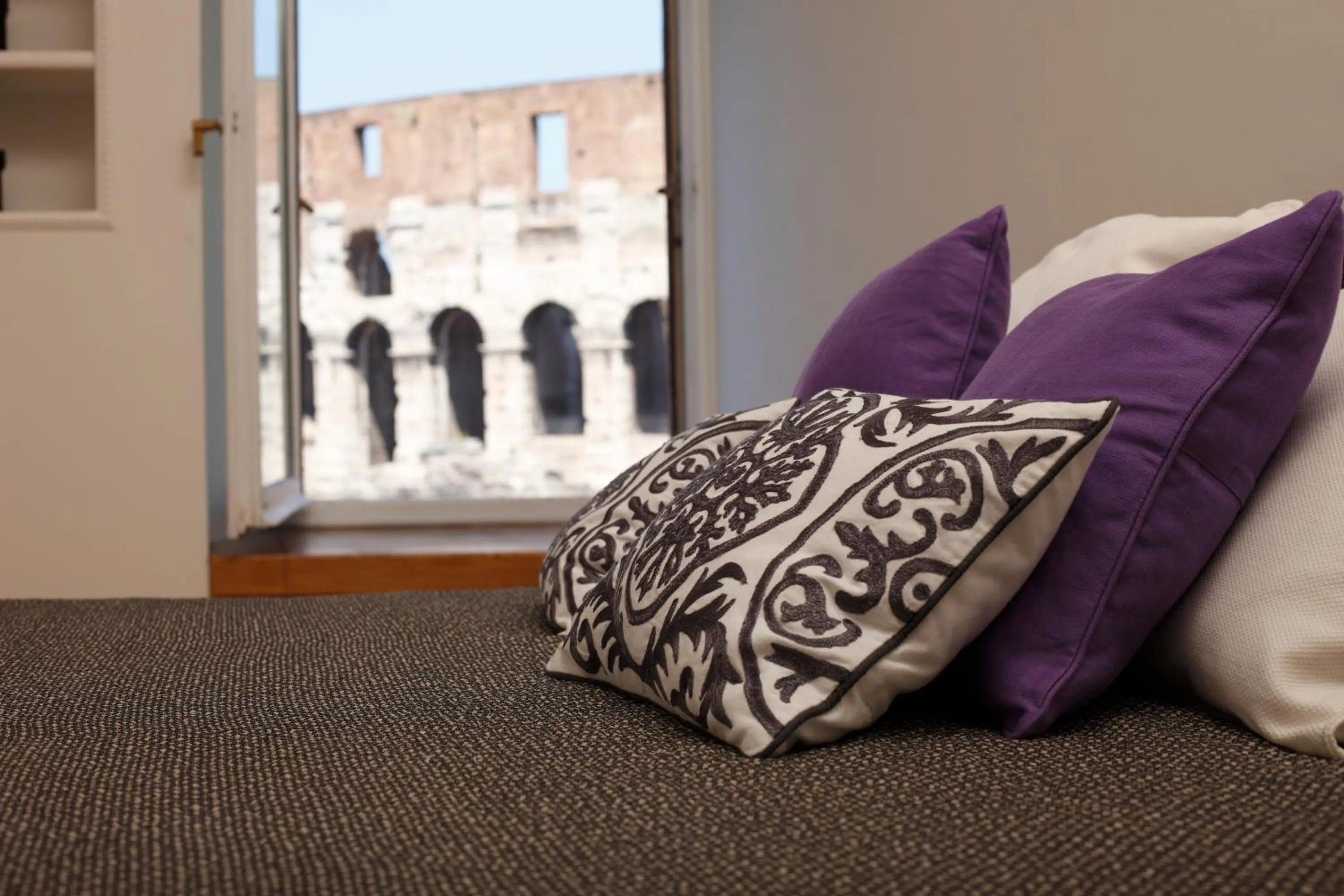 Decorative detail, Bed in HT N°9 Colosseo