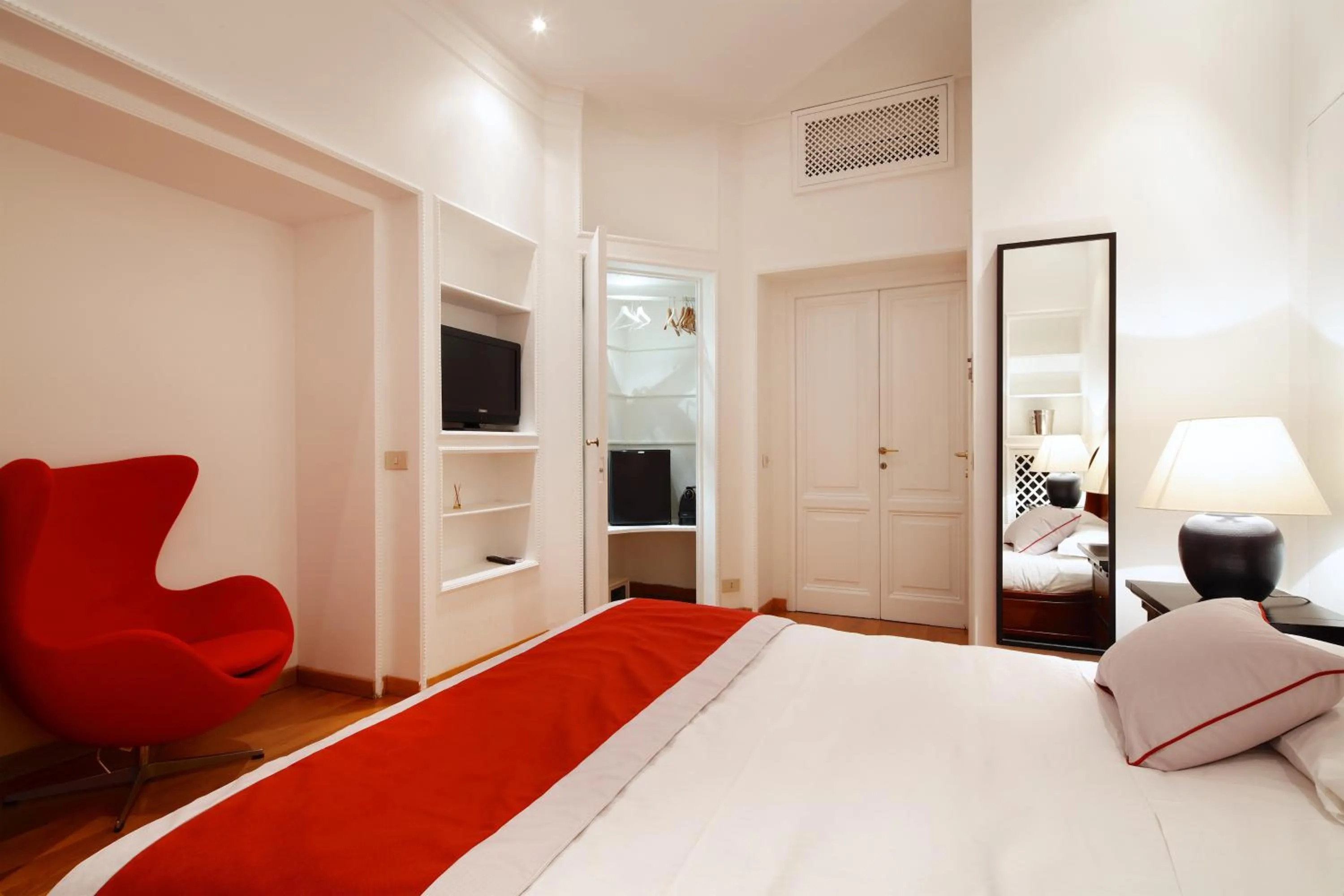 Photo of the whole room, Bed in HT N°9 Colosseo