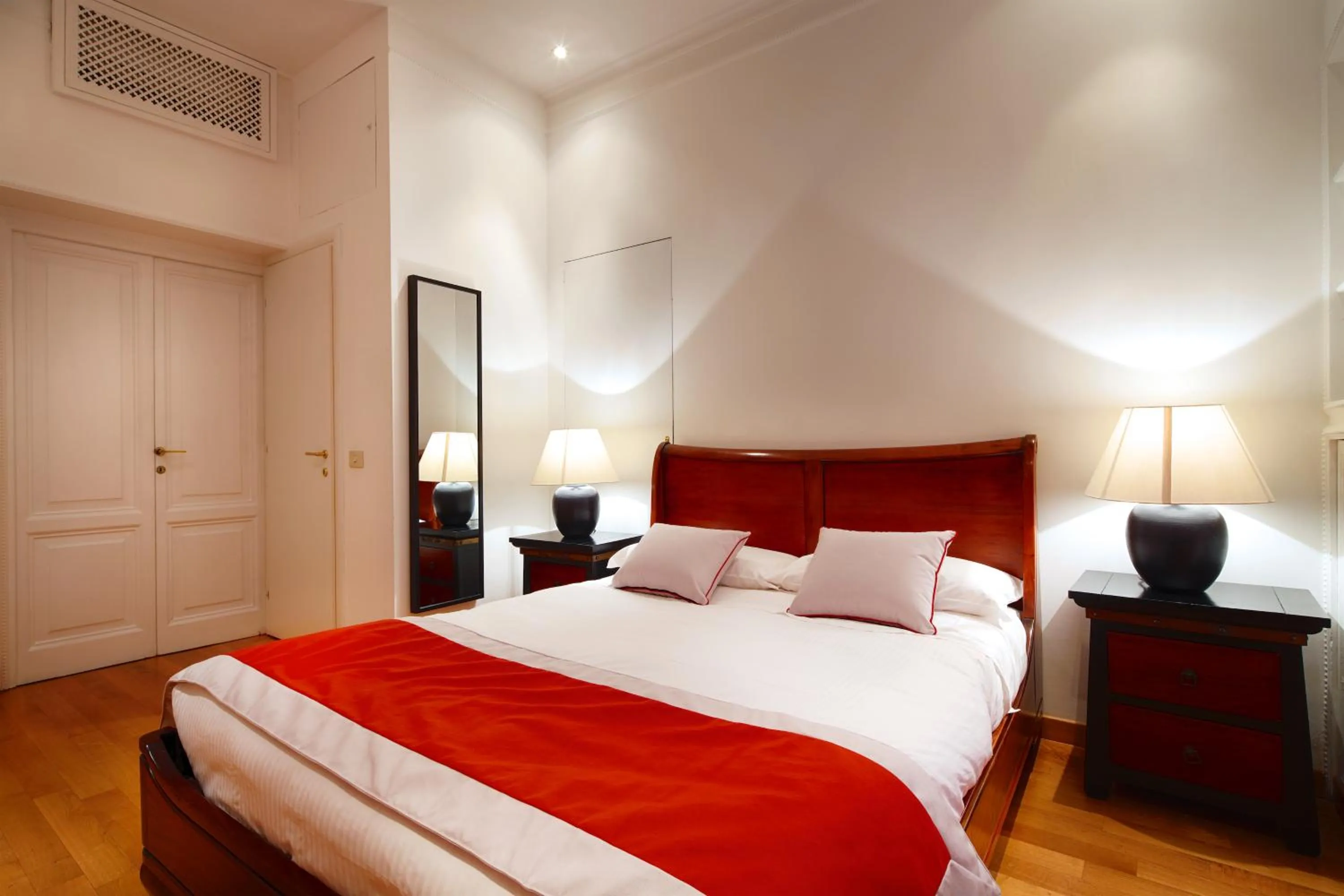 Photo of the whole room, Bed in HT N°9 Colosseo