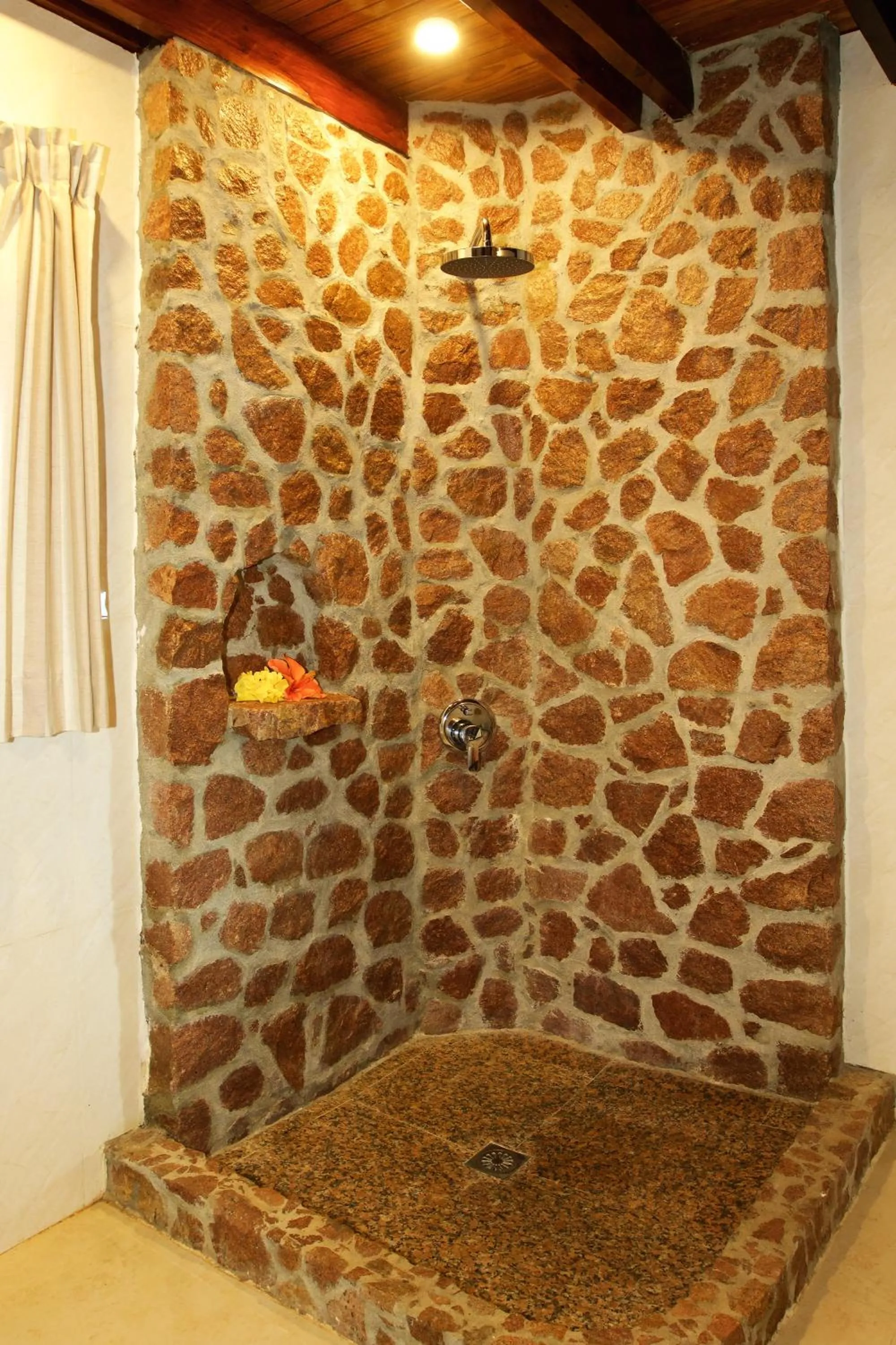 Shower in Colibri Hotel