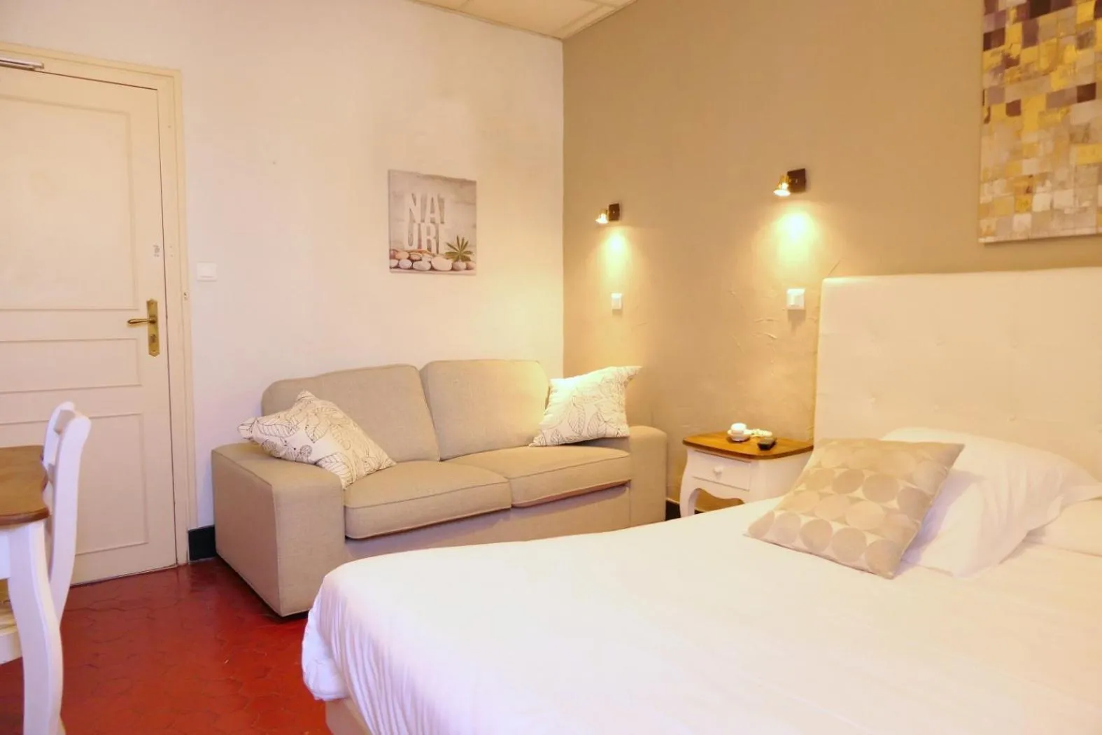 Bedroom, Bed in Logis hôtel restaurant de Provence