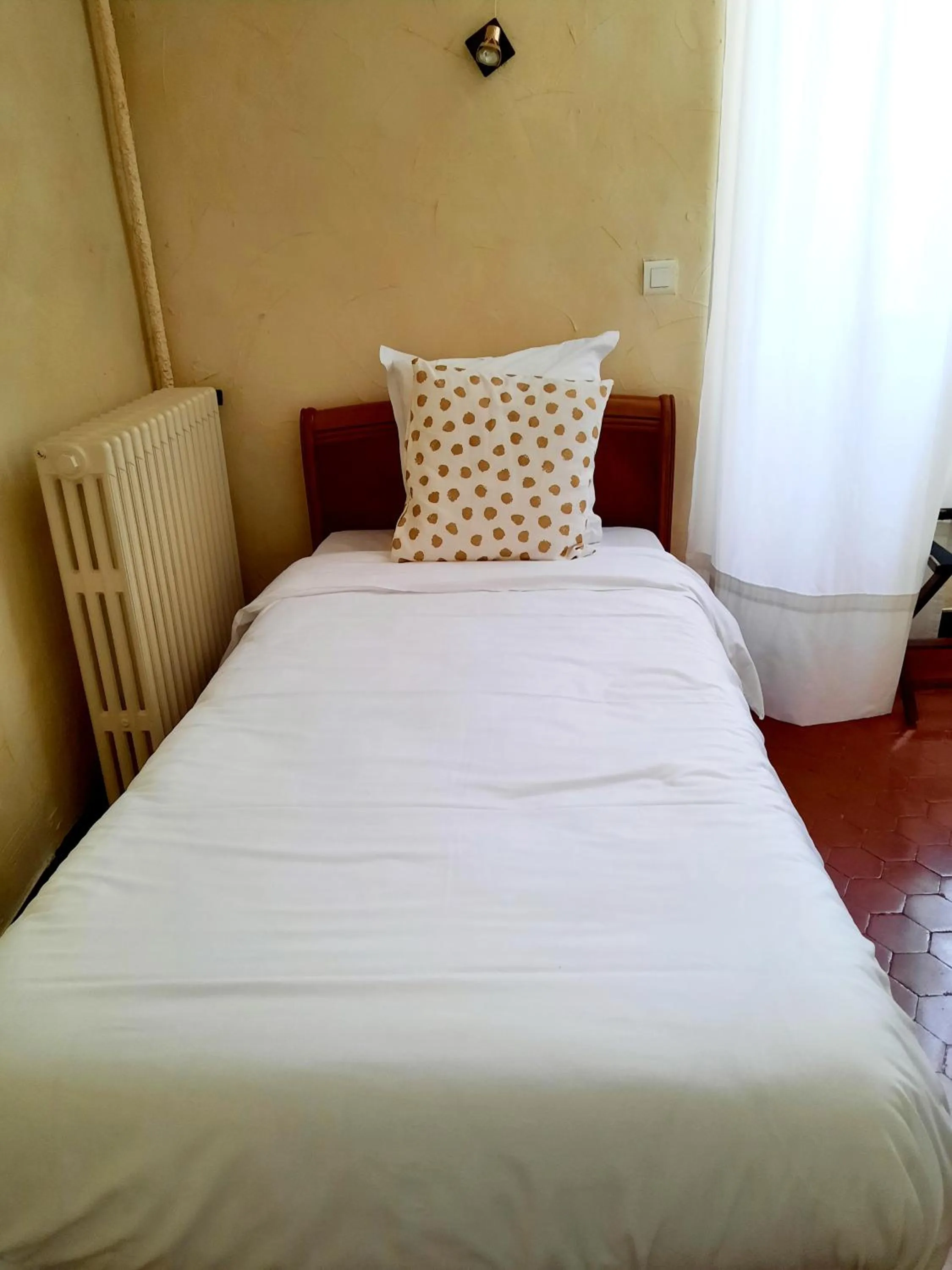 Bed in Logis hôtel restaurant de Provence