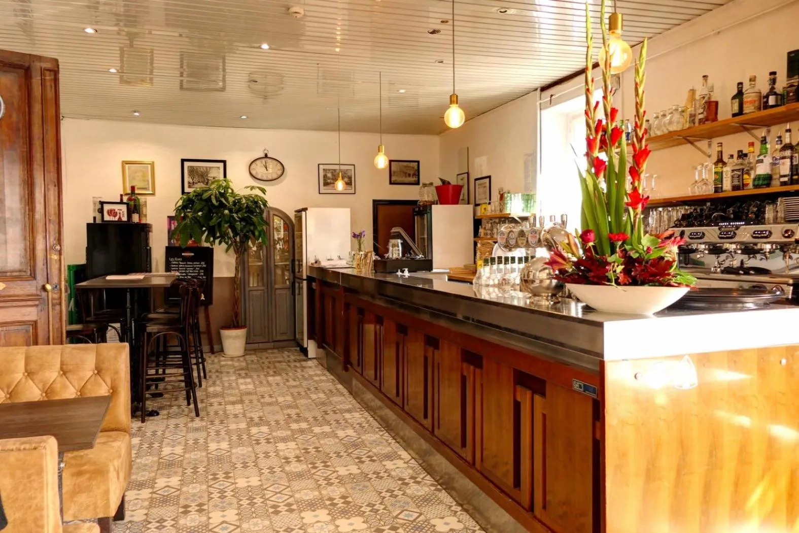 Lounge or bar in Logis hôtel restaurant de Provence