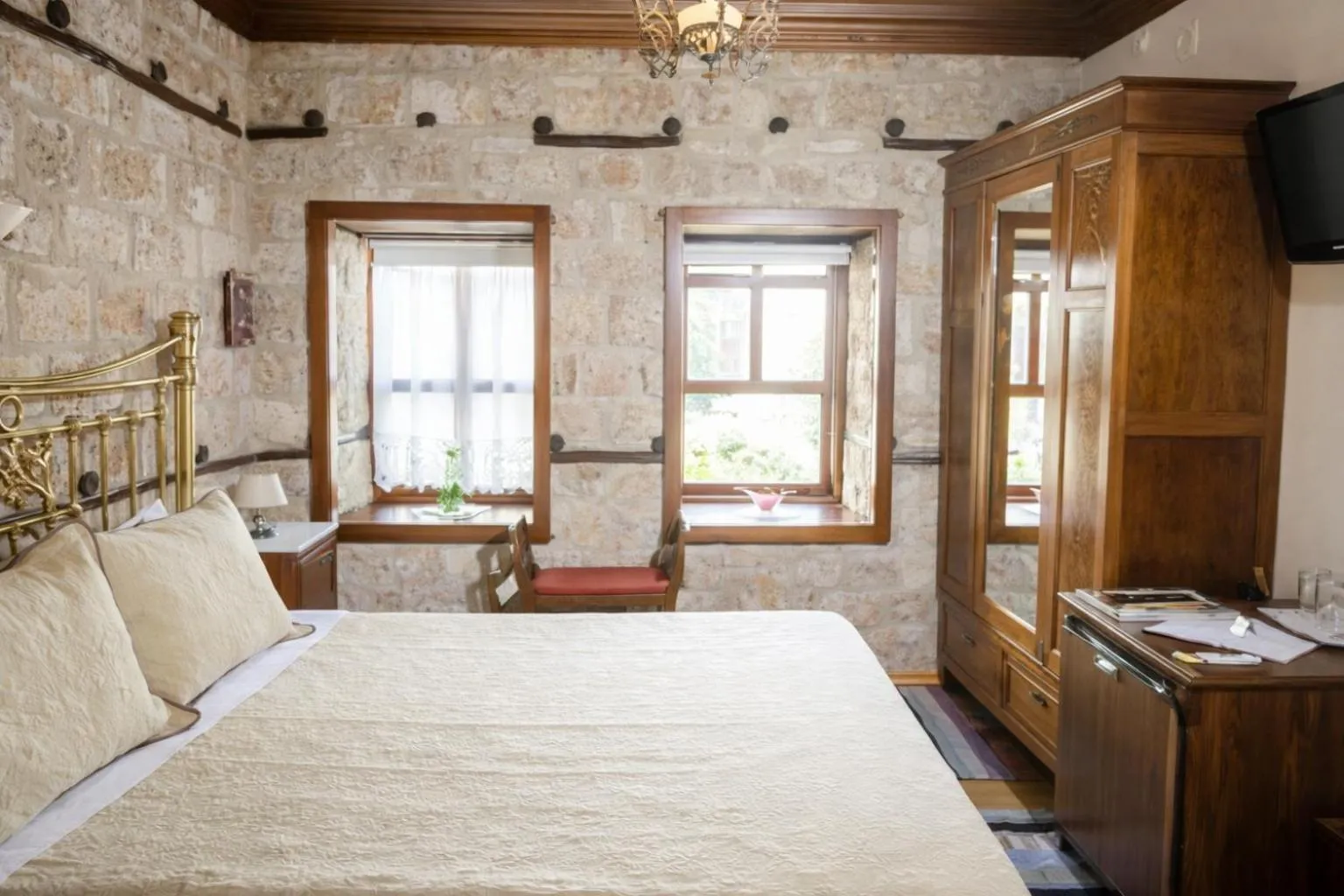 King Room in Hagiati Guesthouse - Edessa Cozy Mountain Retreat