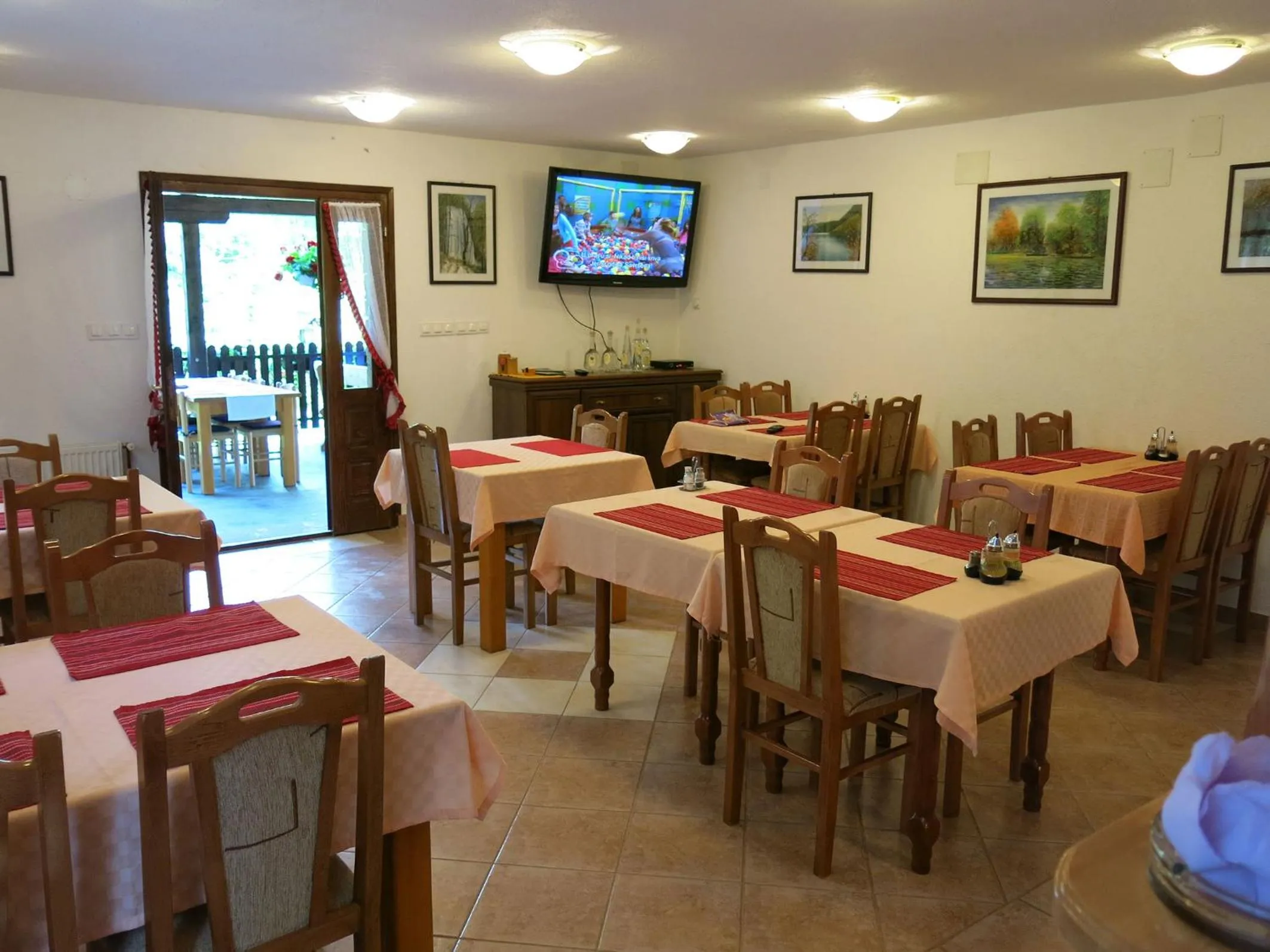 Restaurant/places to eat in Pansion Breza