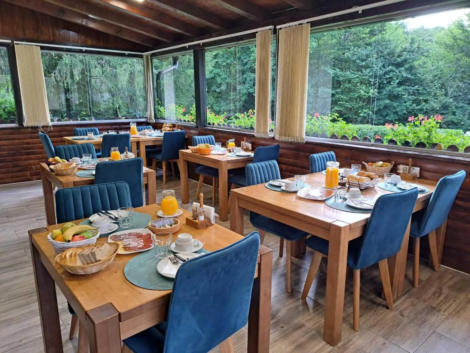 Restaurant/places to eat in Pansion Breza