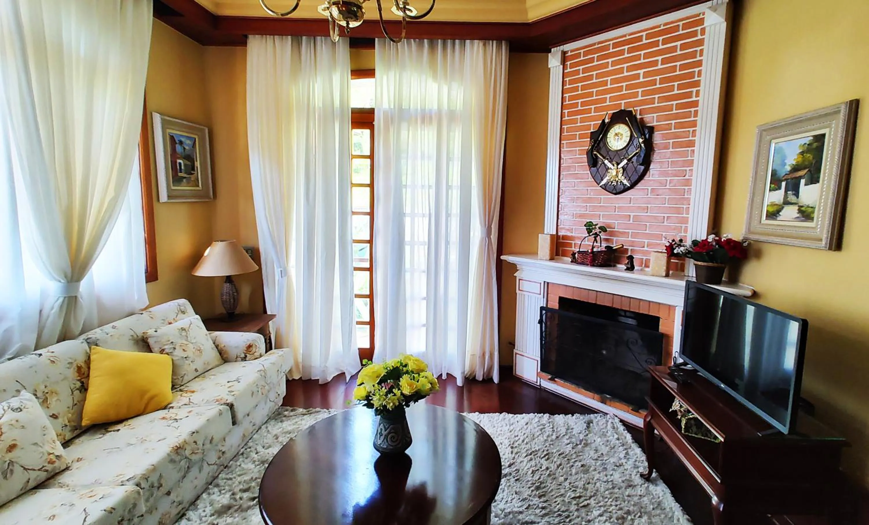 Communal lounge/ TV room in Pousada Casa dos Sonhos