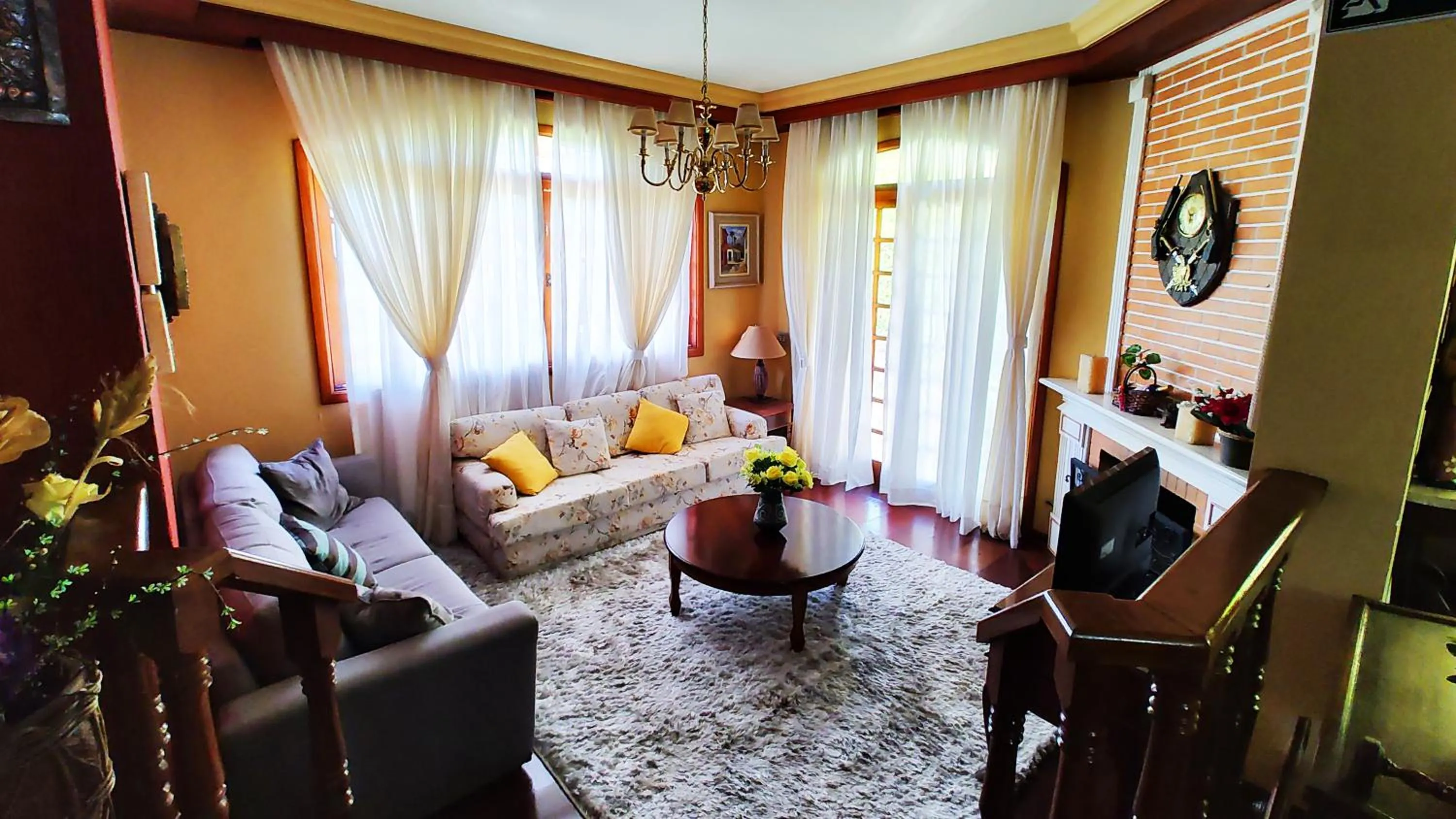 Communal lounge/ TV room in Pousada Casa dos Sonhos