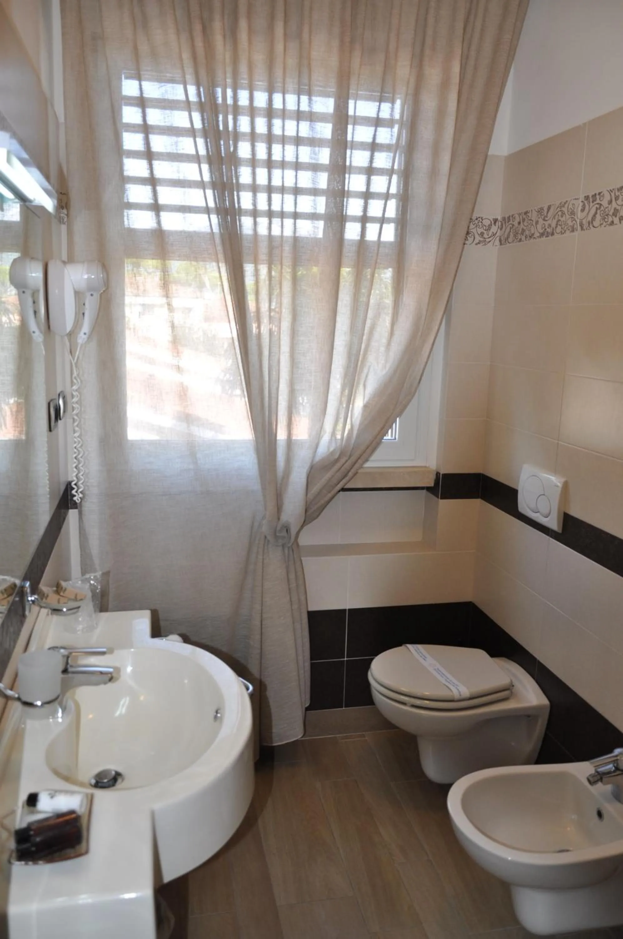 Shower in Hotel Etruria