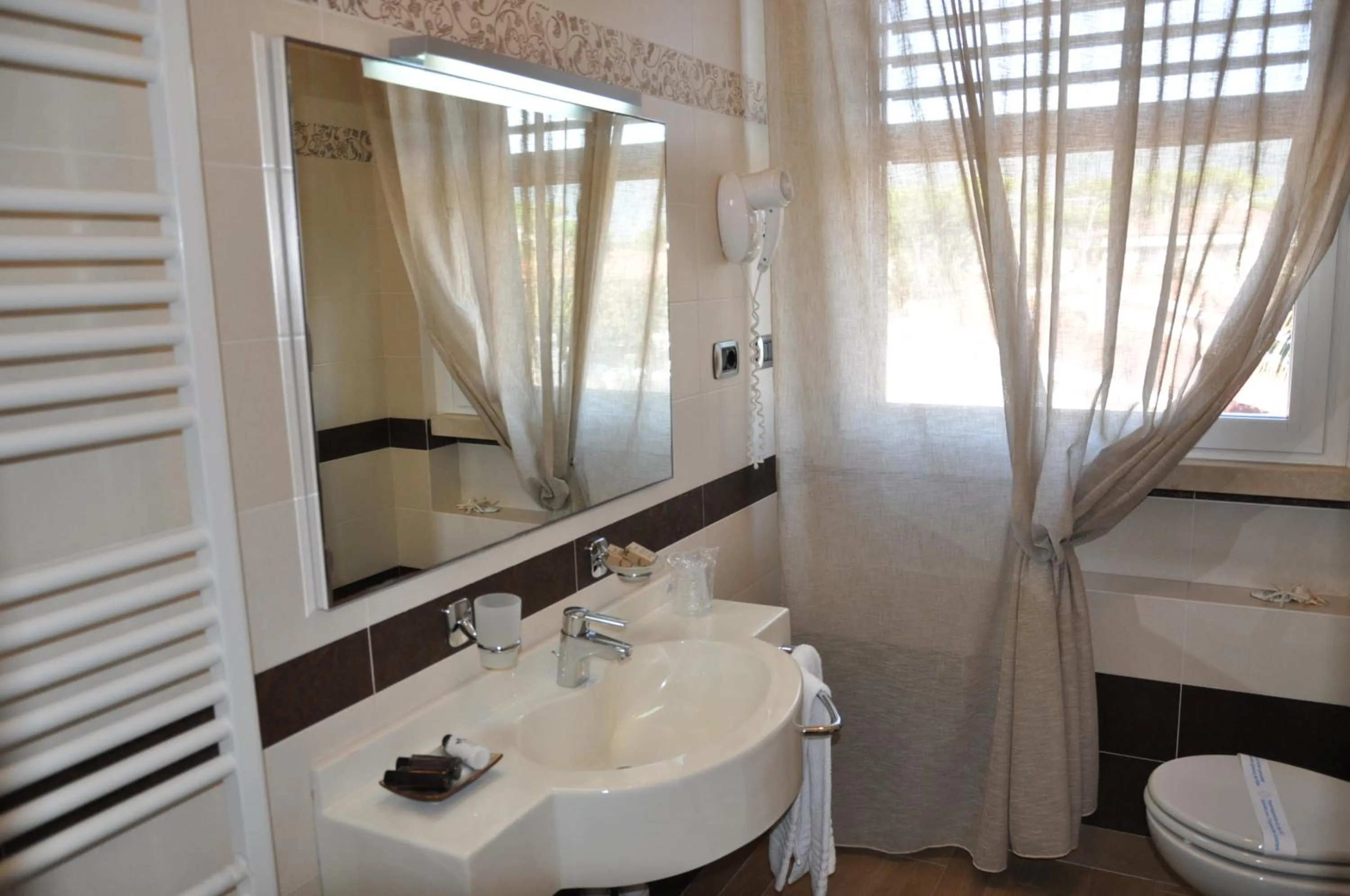 Shower in Hotel Etruria