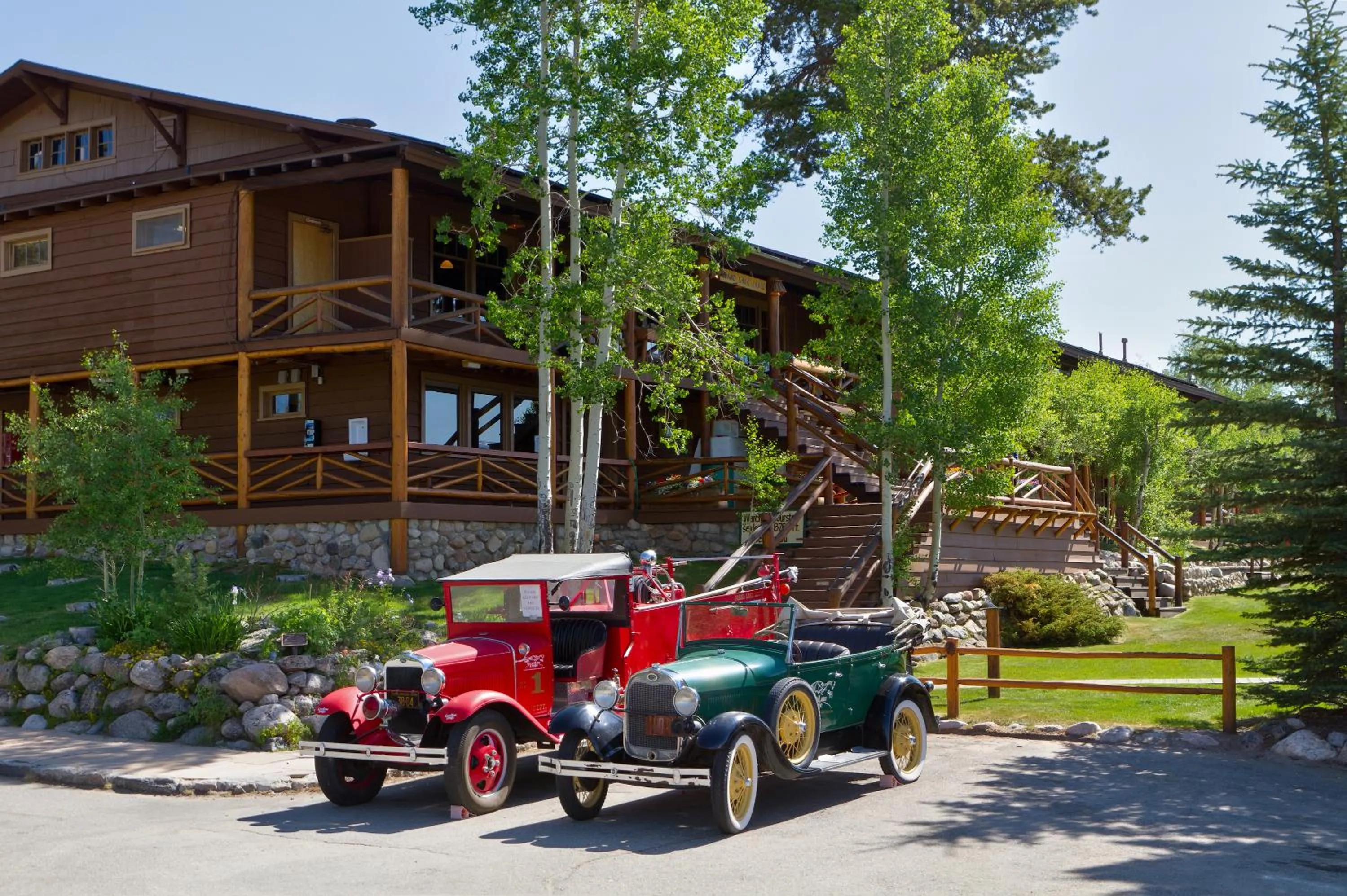 Facade/entrance in Grand Lake Lodge