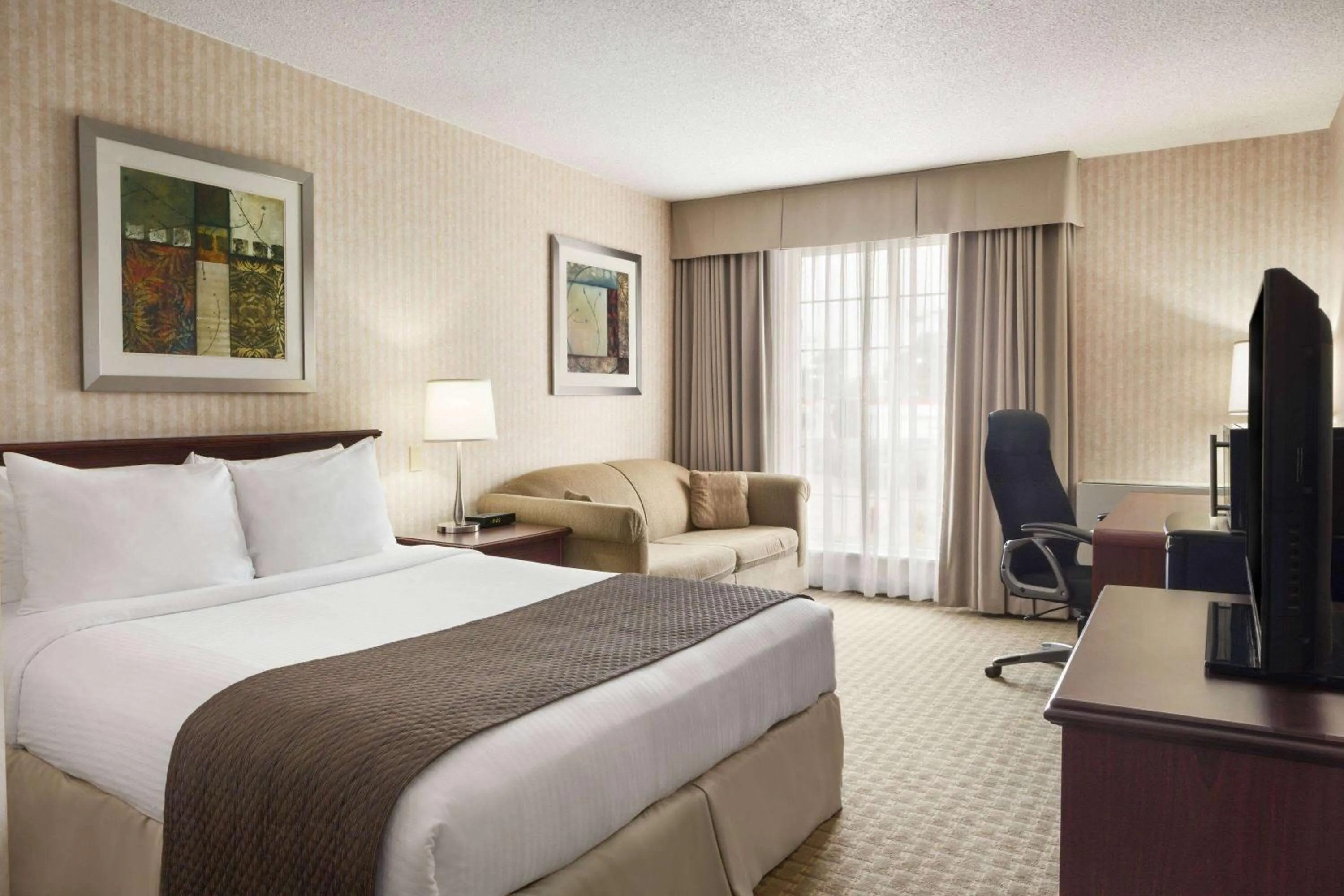 Photo of the whole room, Bed in Days Inn by Wyndham Brantford