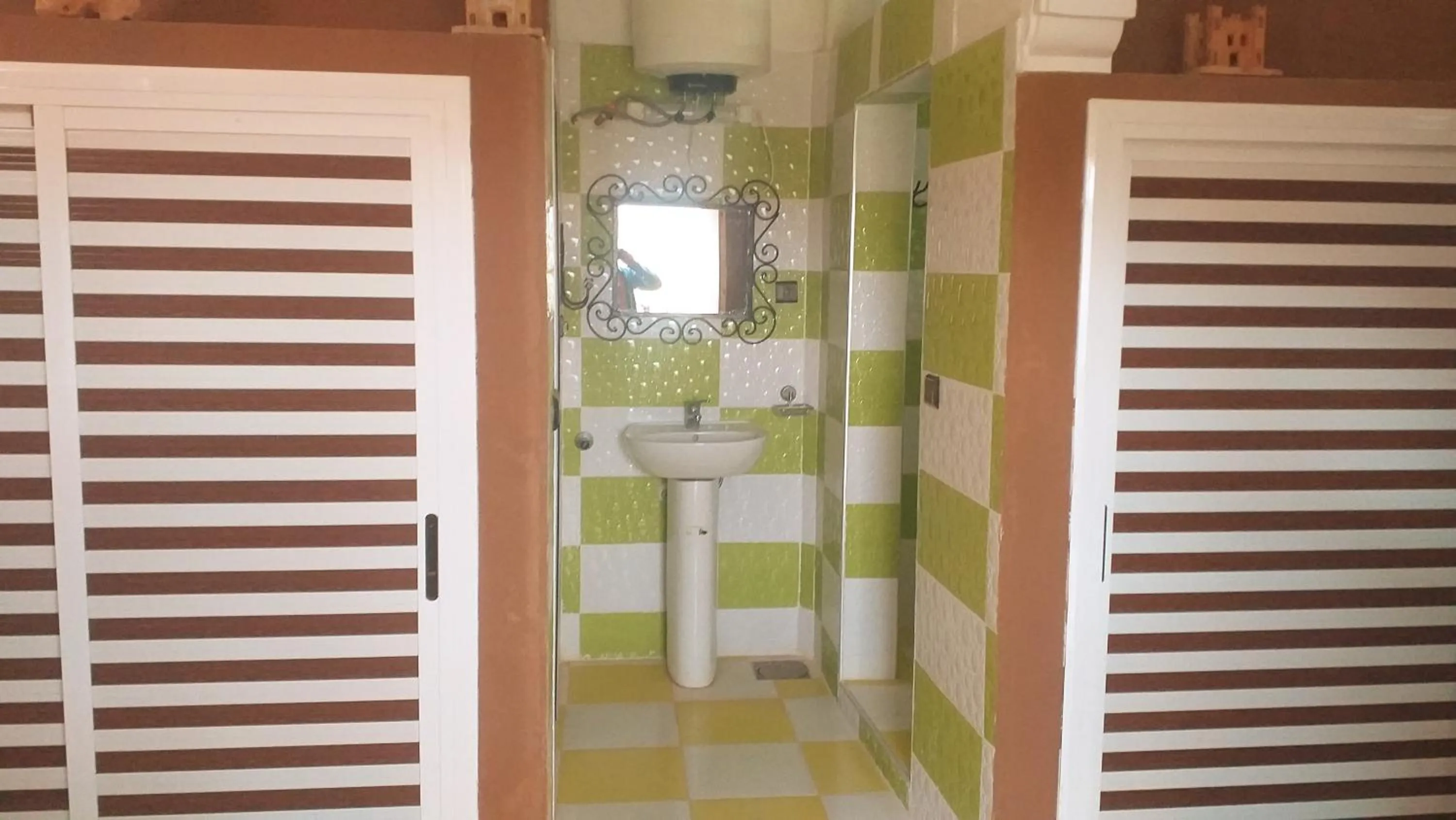 Shower in Auberge Camping BOUGAFER Tamtetoucht