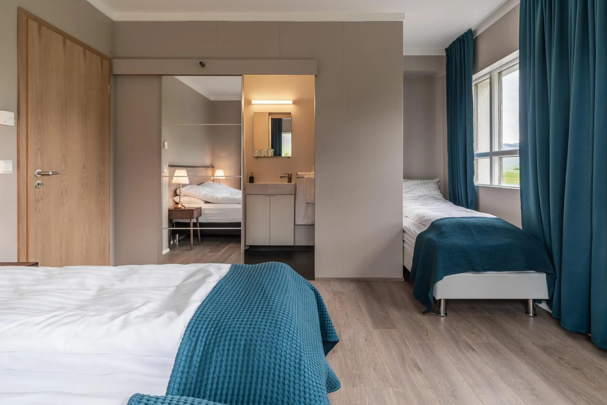 Bedroom, Bed in Holt Inn