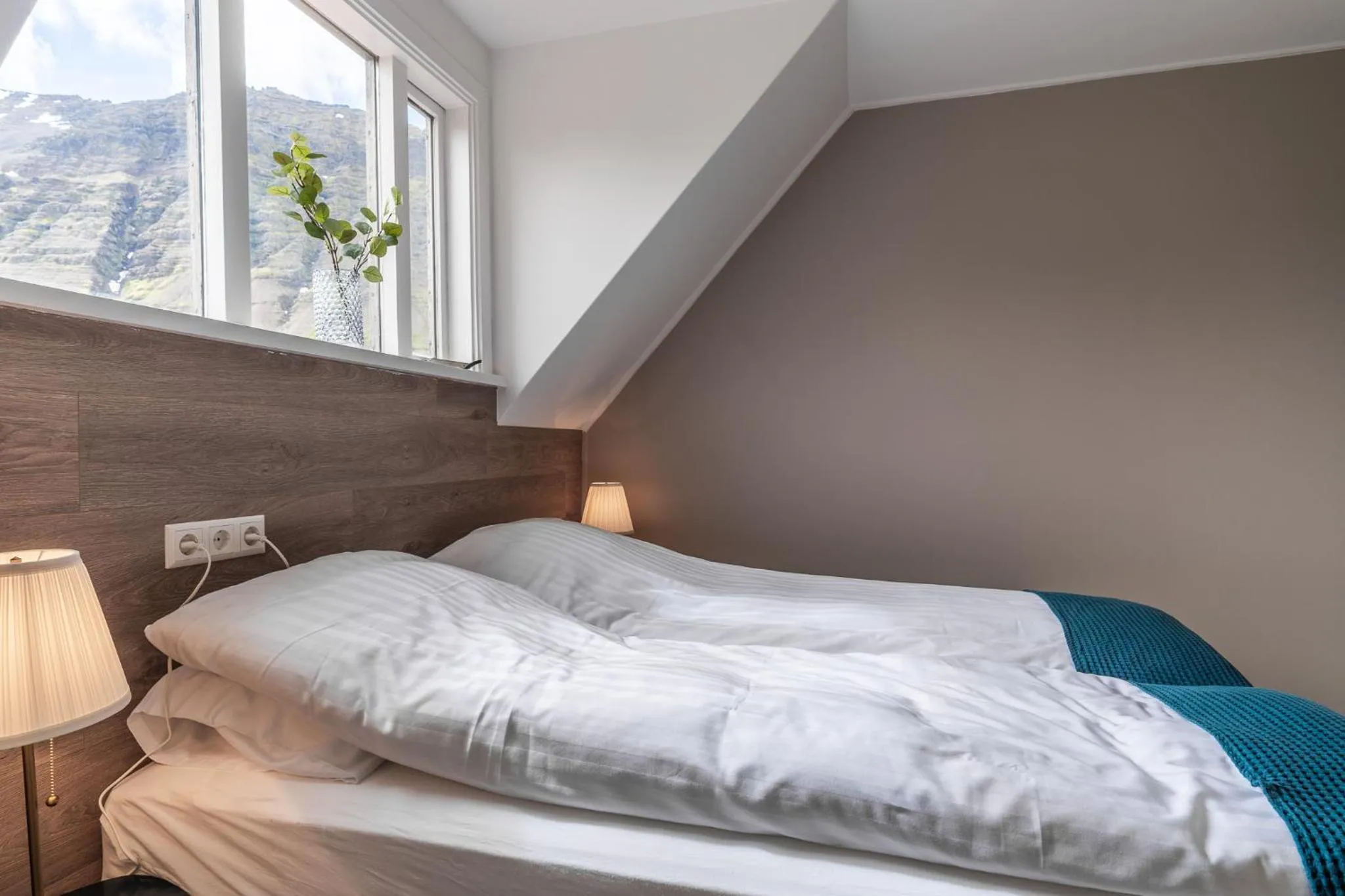 Bedroom, Bed in Holt Inn