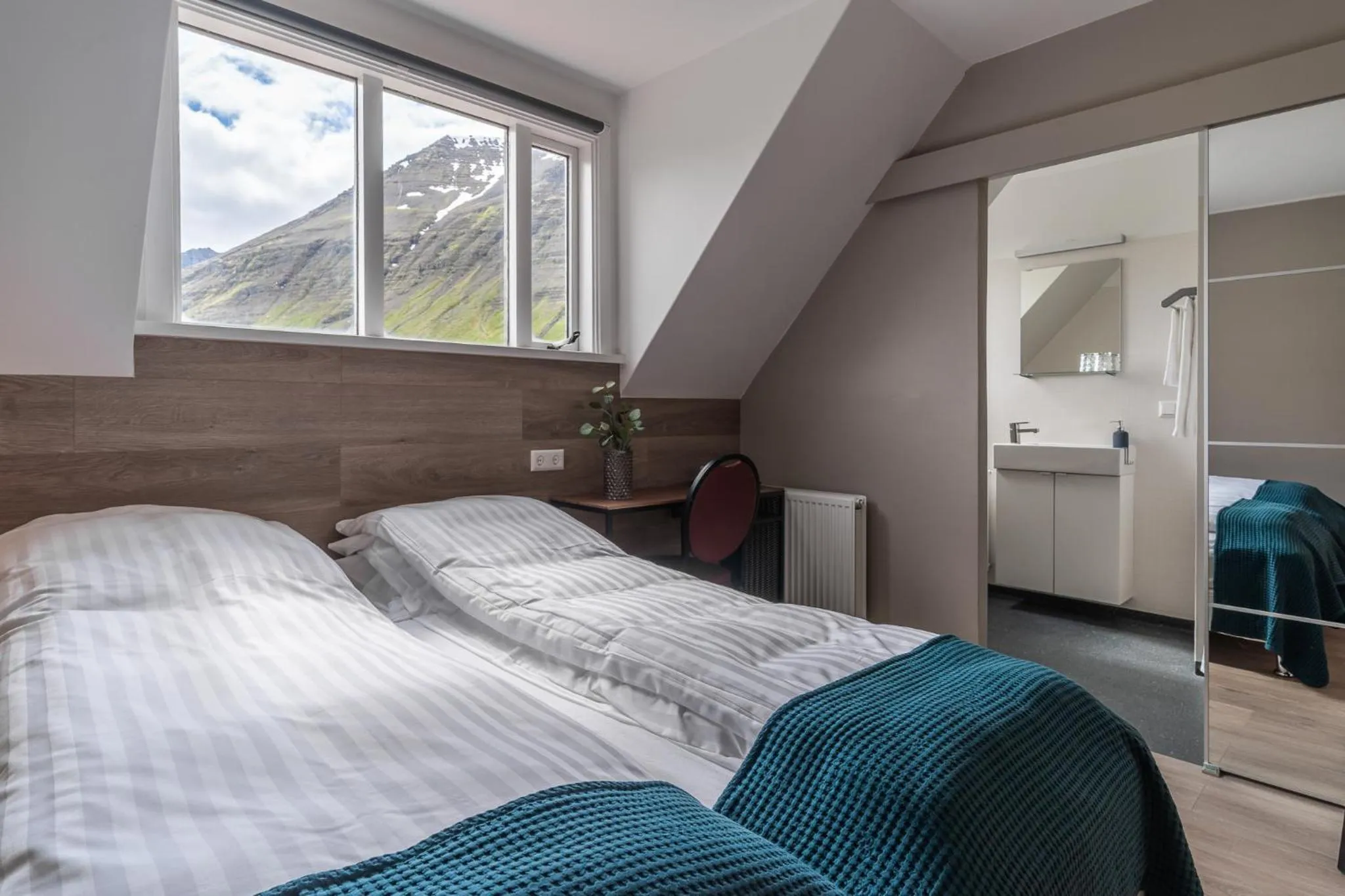 Photo of the whole room, Bed in Holt Inn