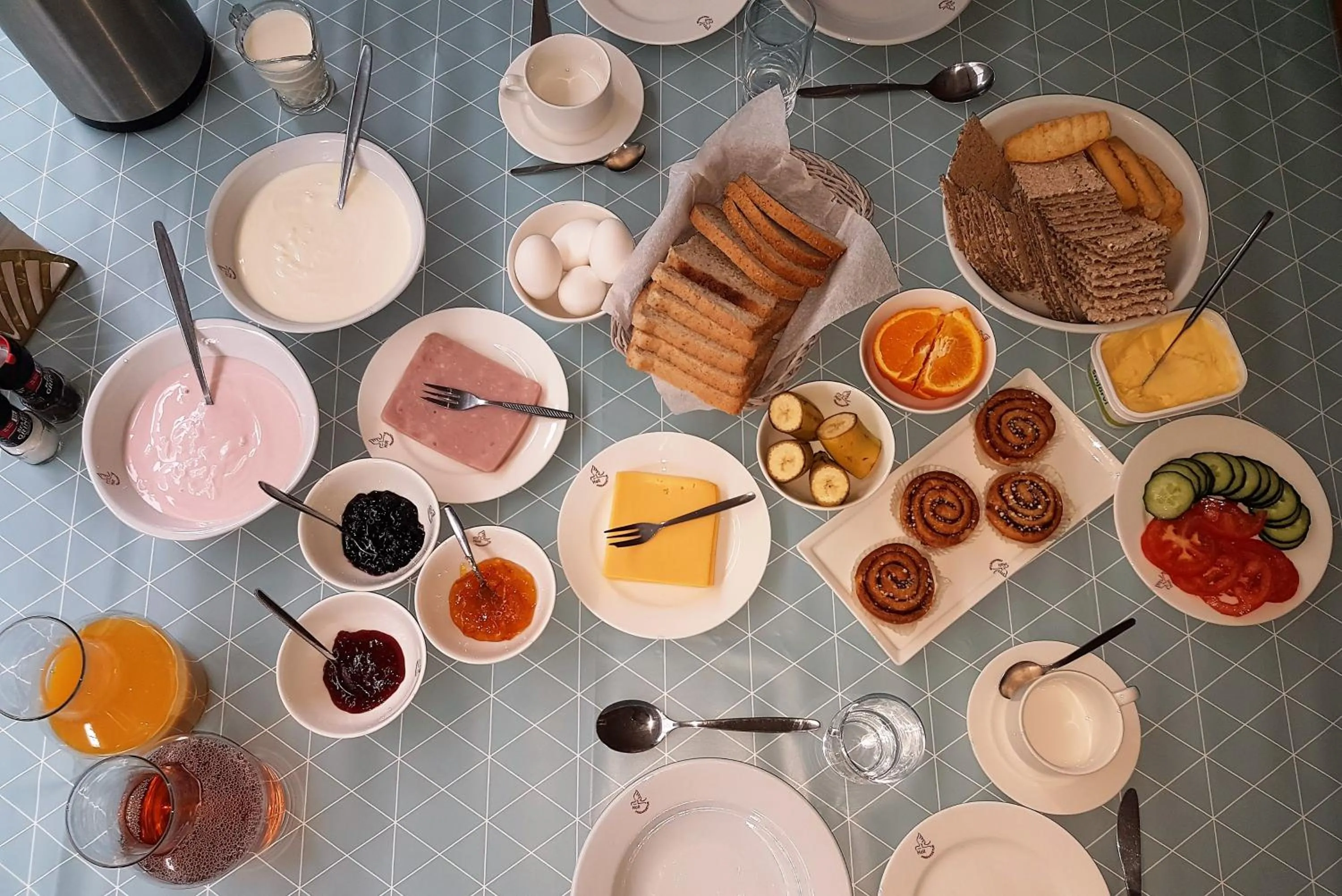 Buffet breakfast in Holt Inn