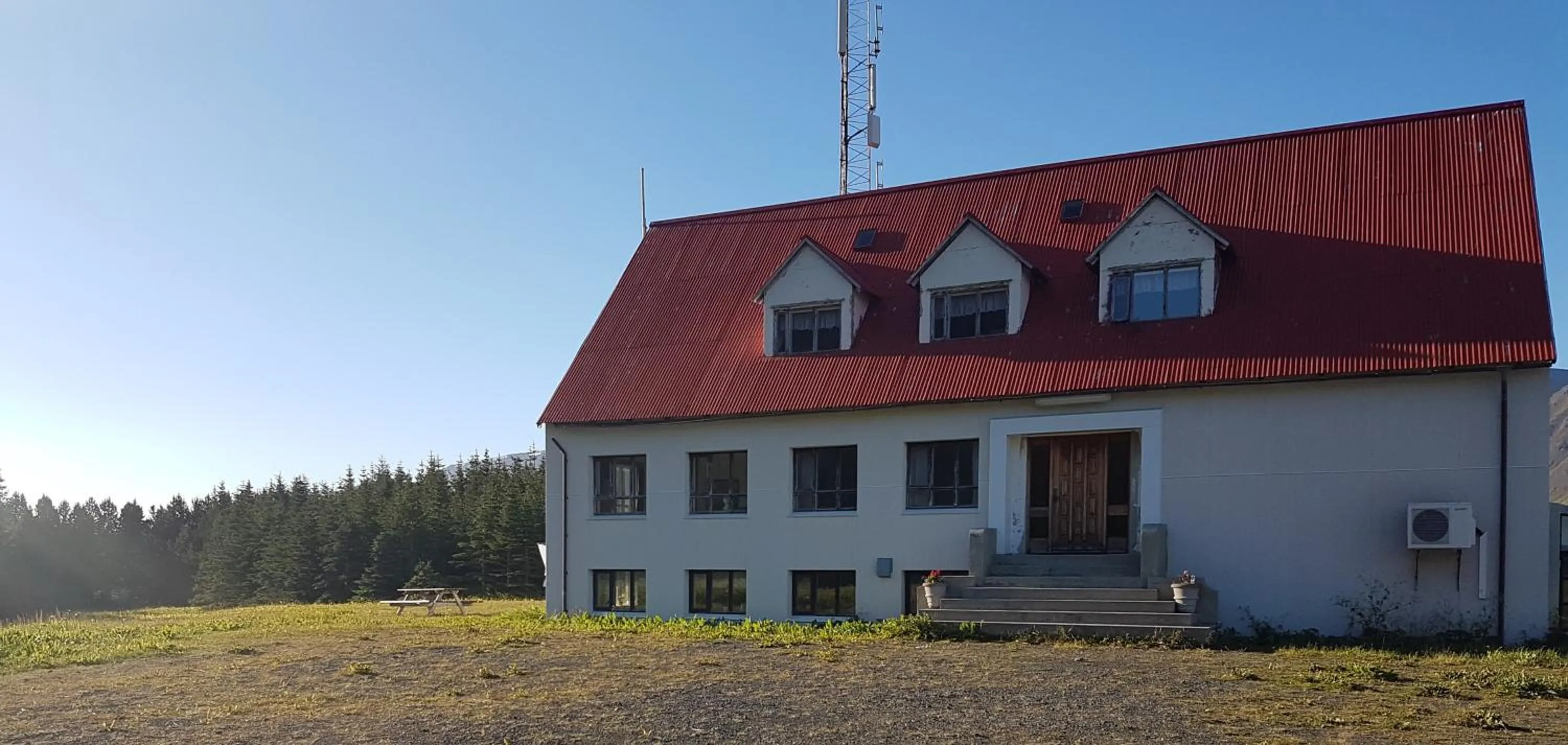 Facade/entrance in Holt Inn