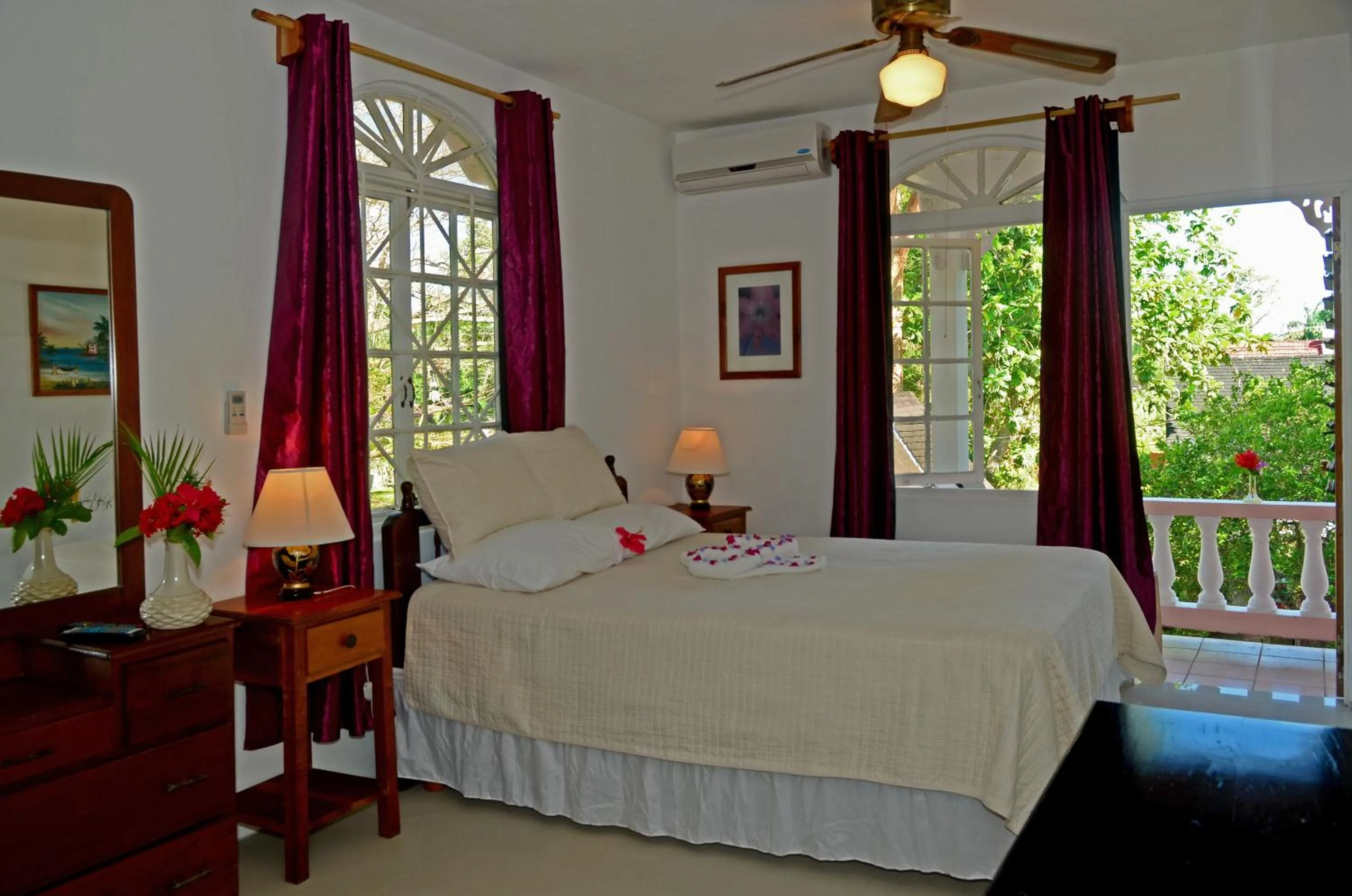 Bedroom, Bed in Firefly Beach Cottages