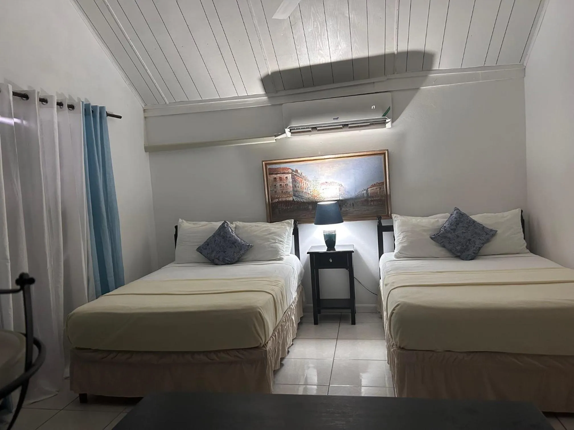 Photo of the whole room, Bed in Firefly Beach Cottages