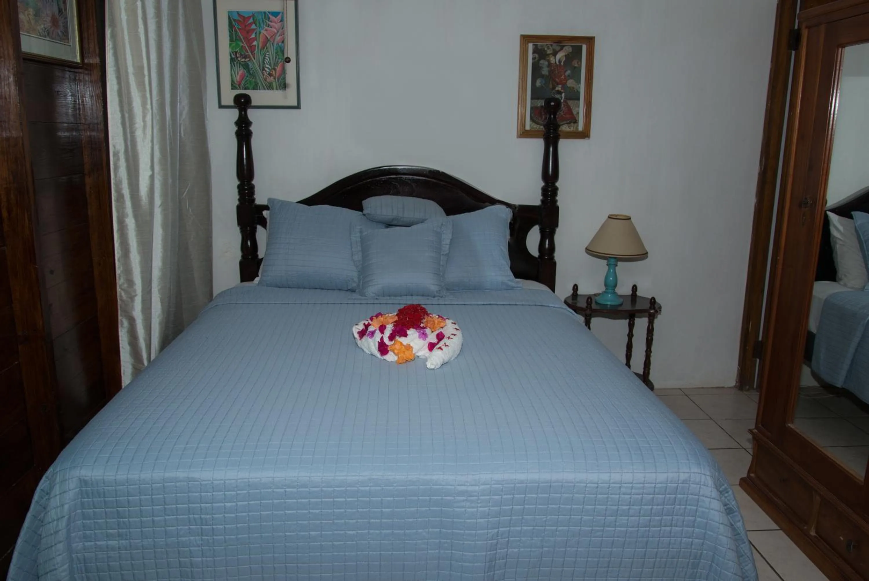 Photo of the whole room, Bed in Firefly Beach Cottages