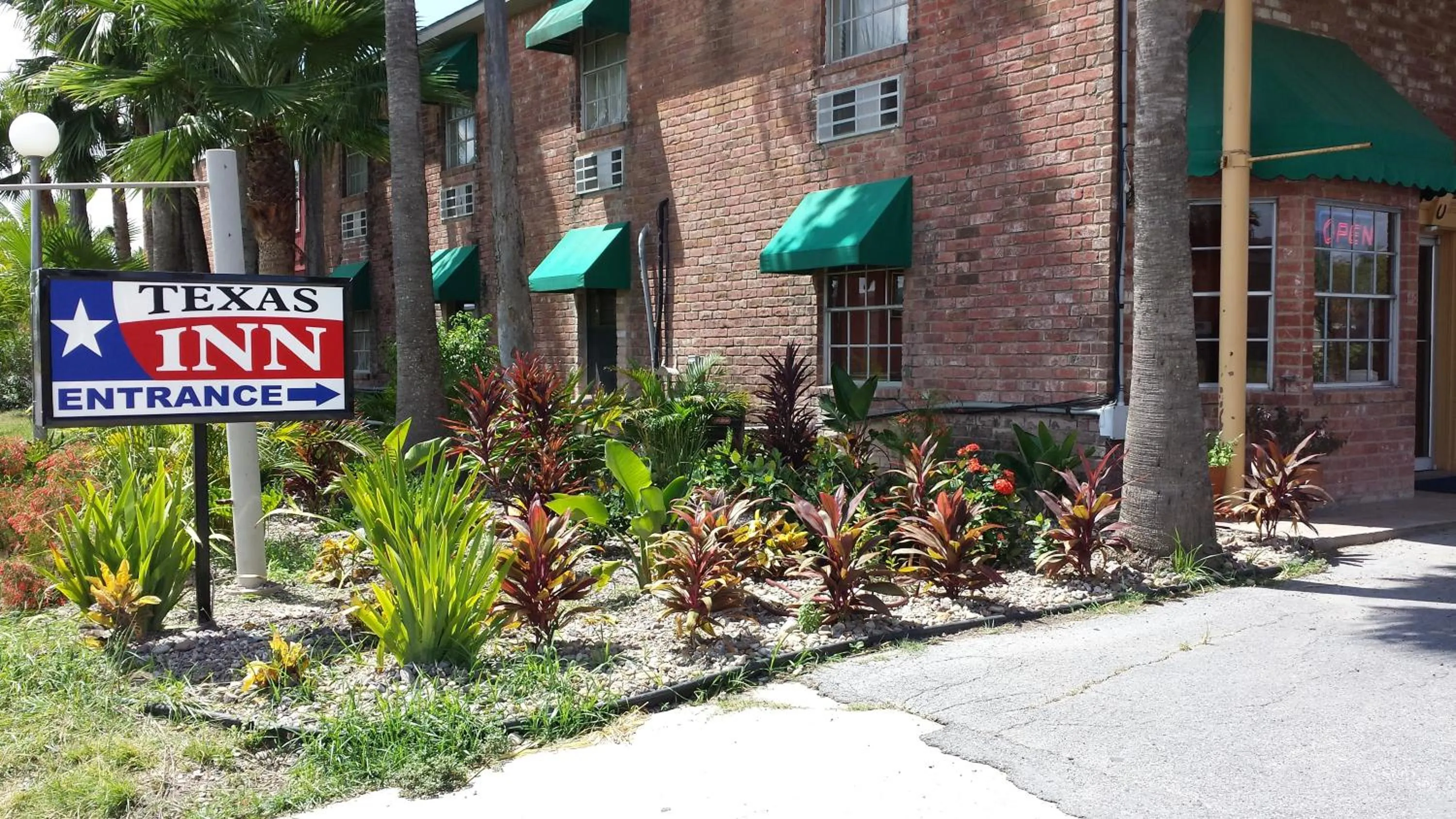 Facade/entrance in Texas Inn