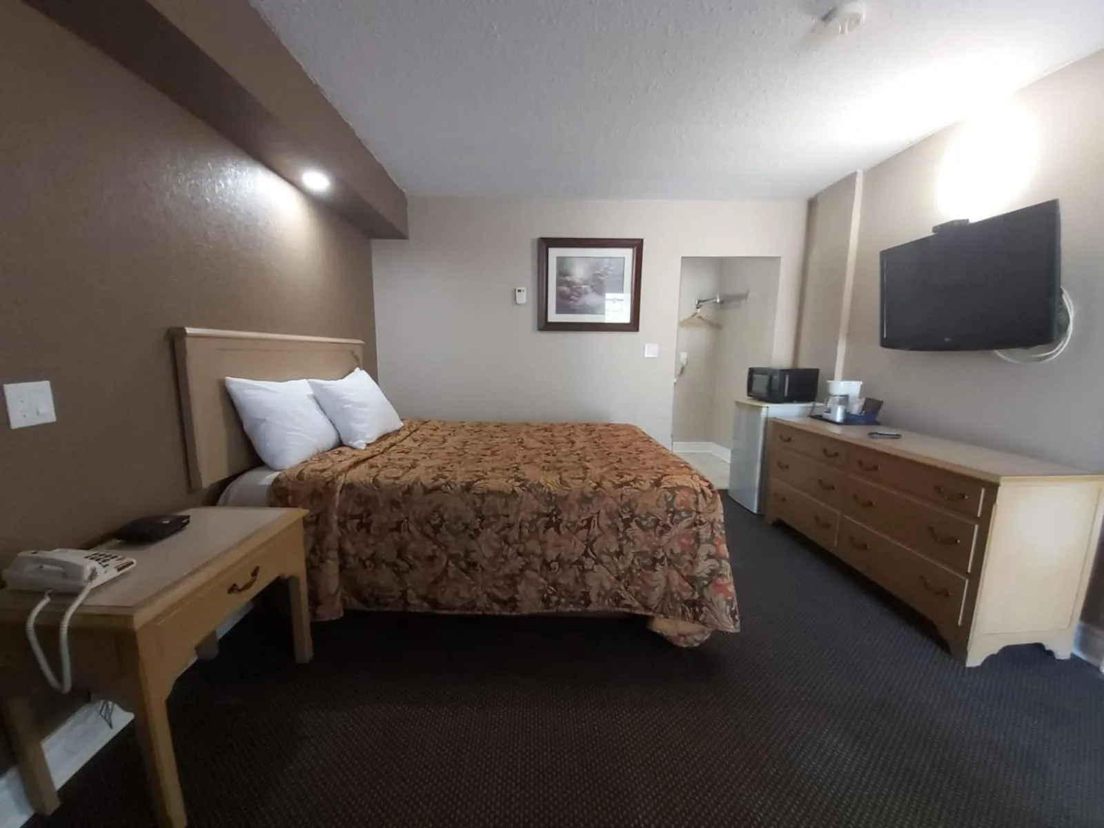 Bed in Arnprior Motor Inn
