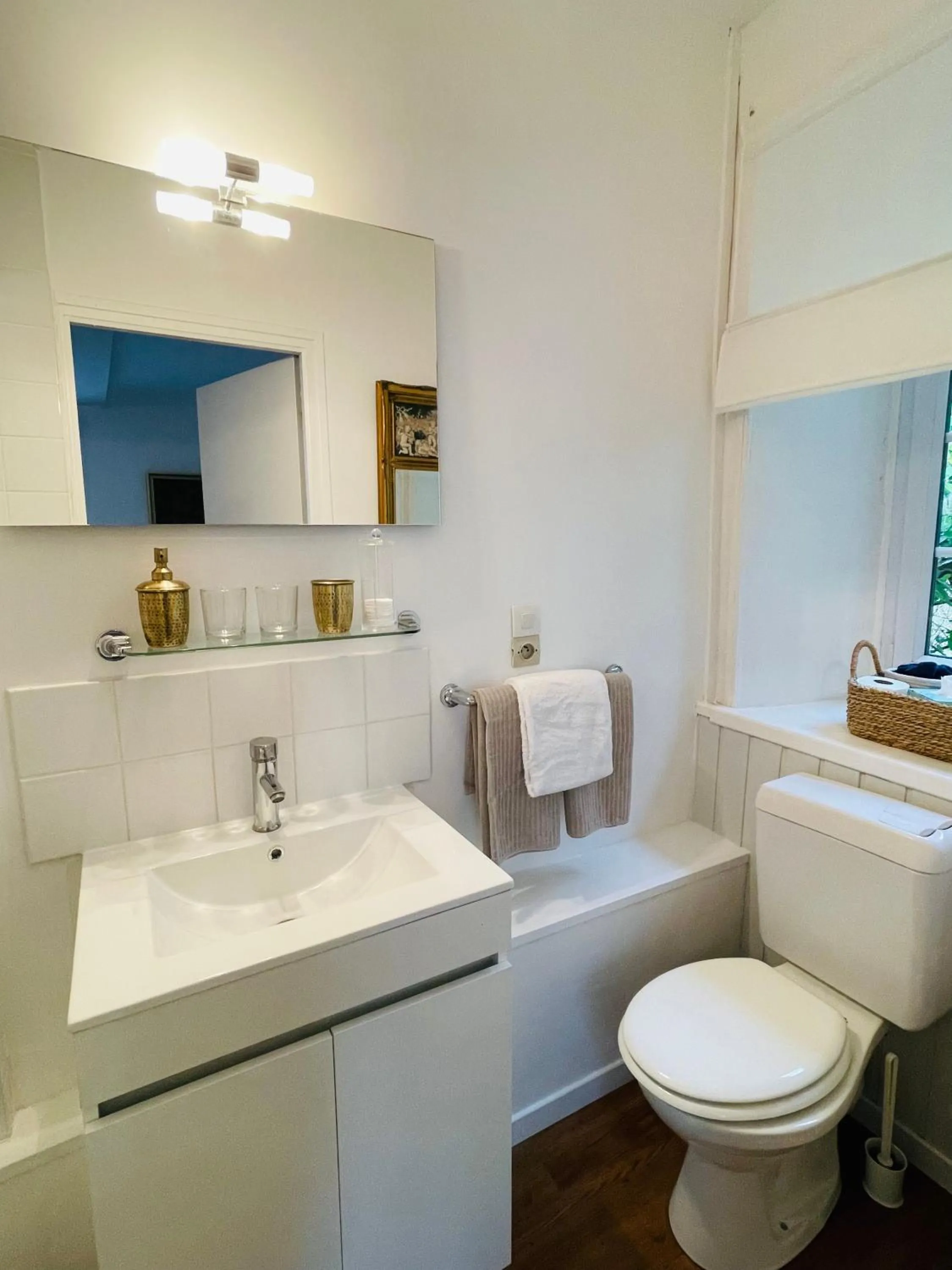 Toilet in Le Manoir des Doyens