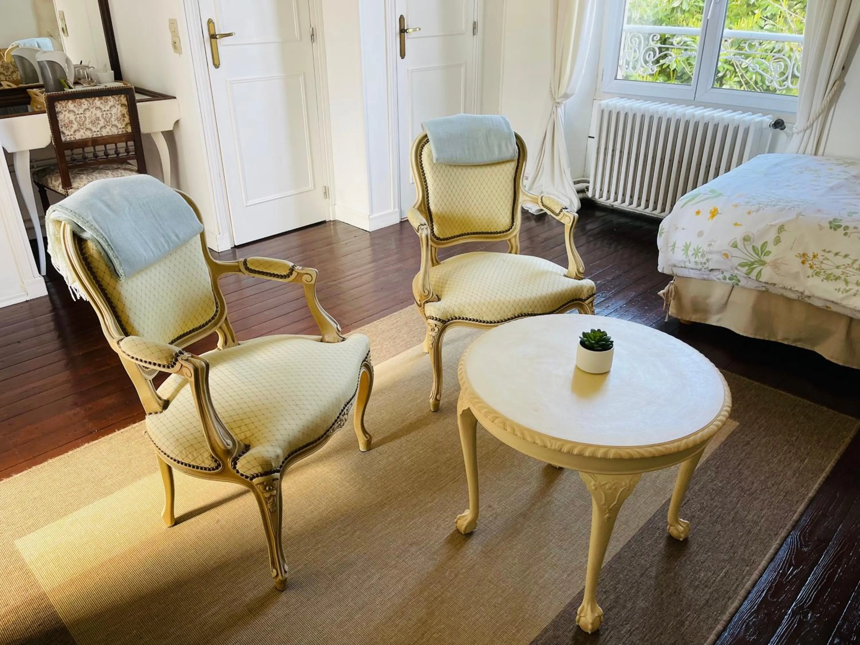 Seating area, Bed in Le Manoir des Doyens
