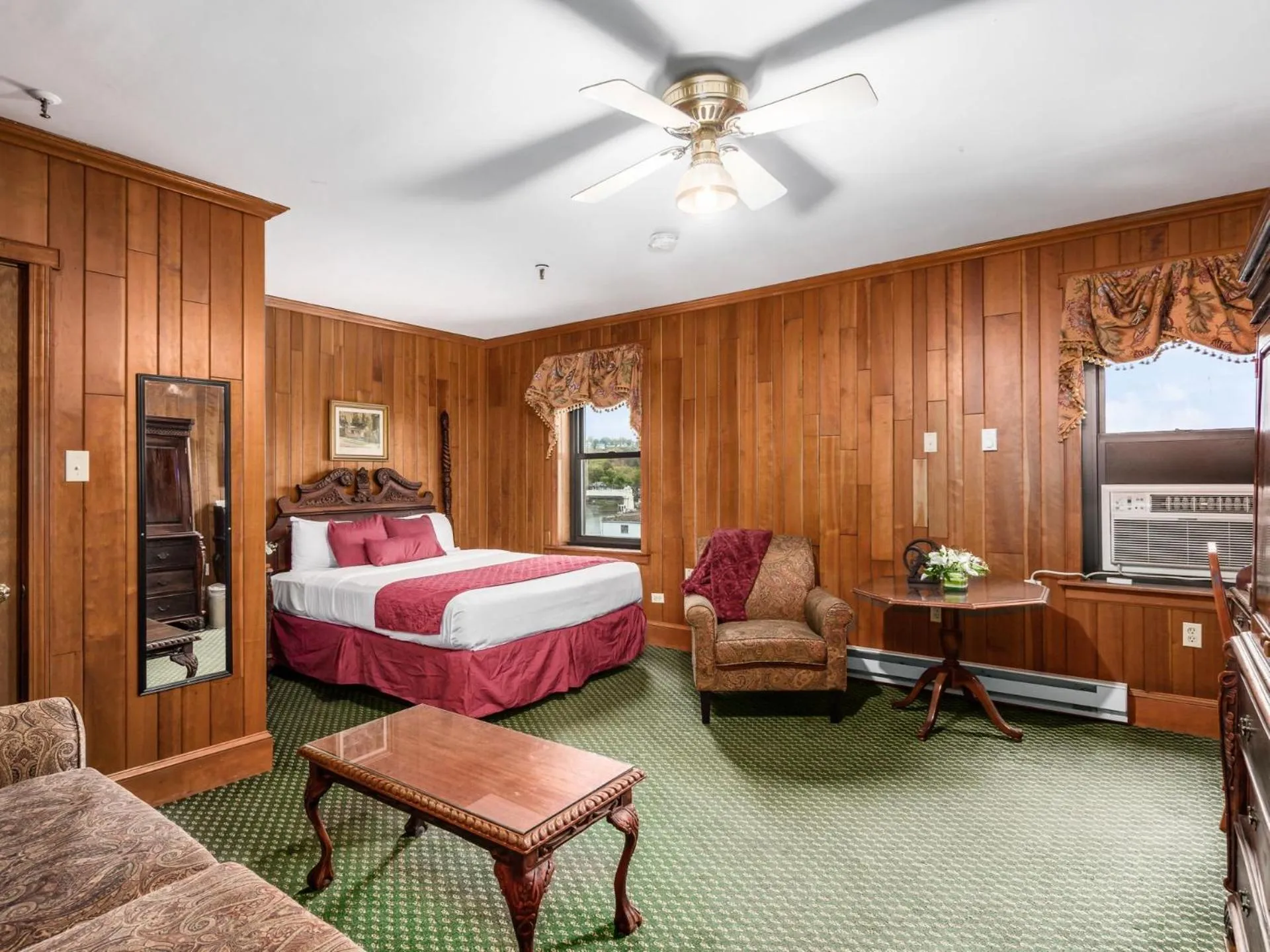 Photo of the whole room, Bed in Lafayette Hotel Marietta