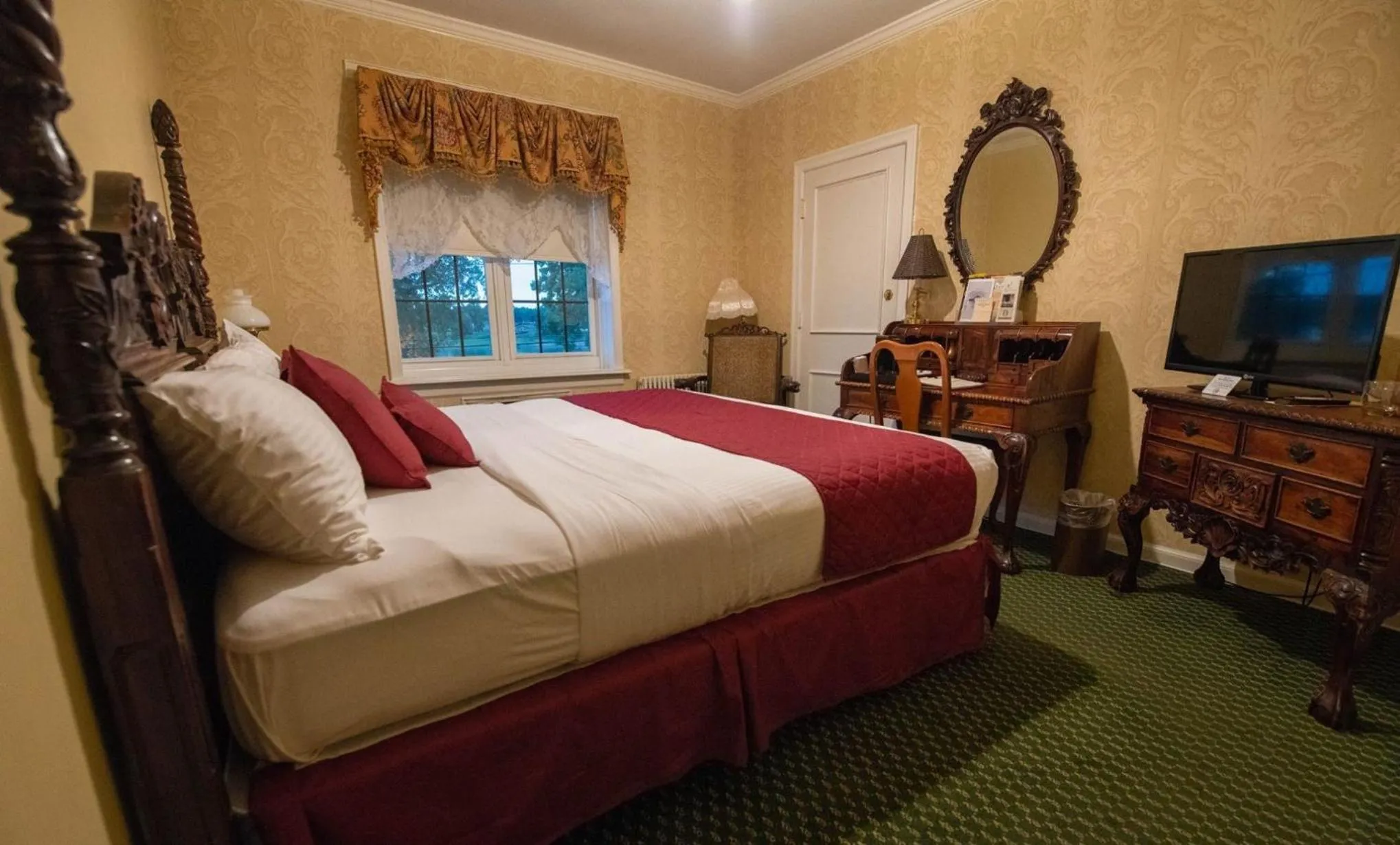 Property building, Bed in Lafayette Hotel Marietta