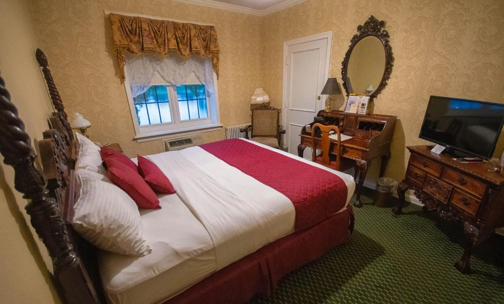 Photo of the whole room, Bed in Lafayette Hotel Marietta