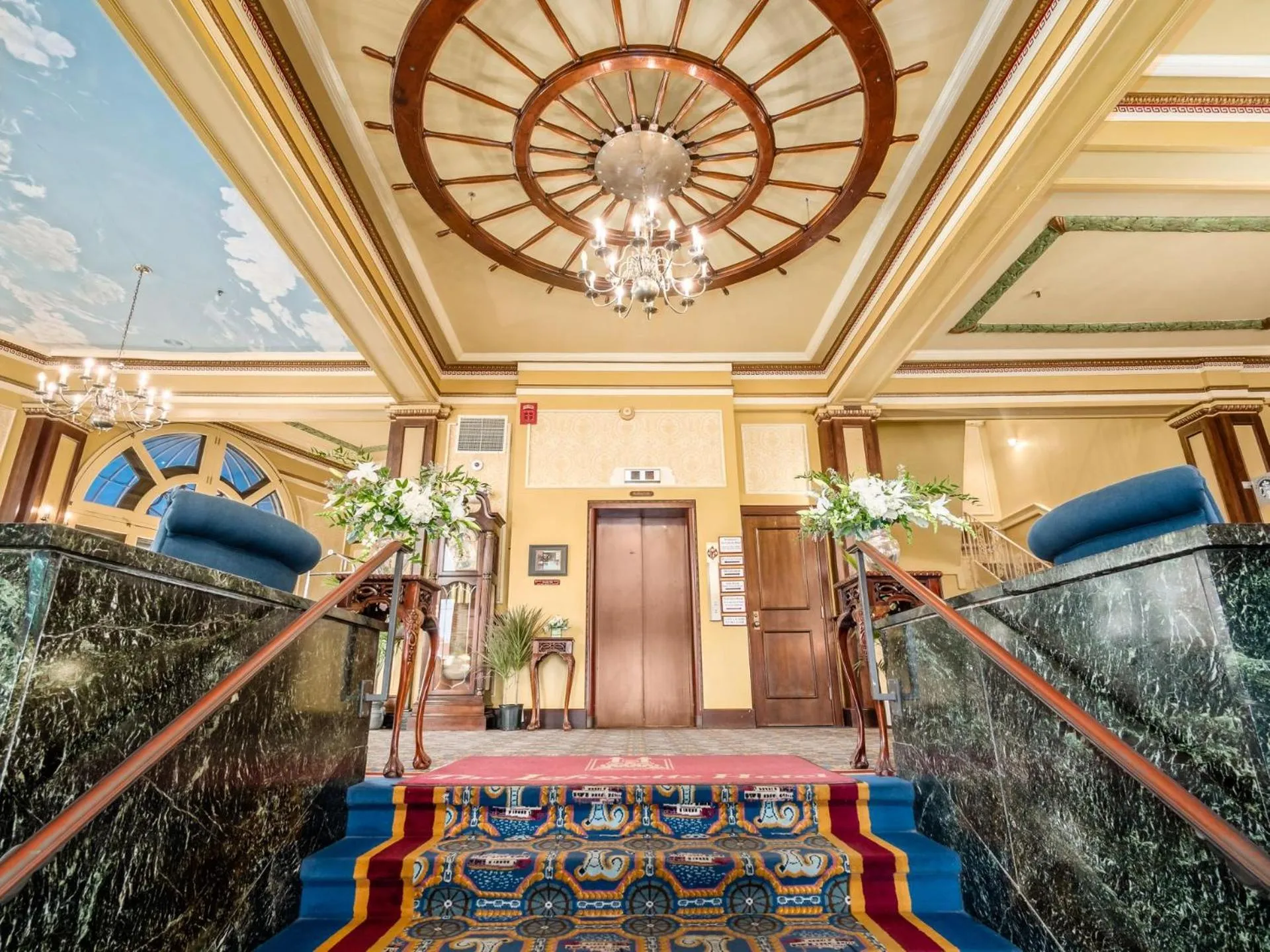 elevator in Lafayette Hotel Marietta