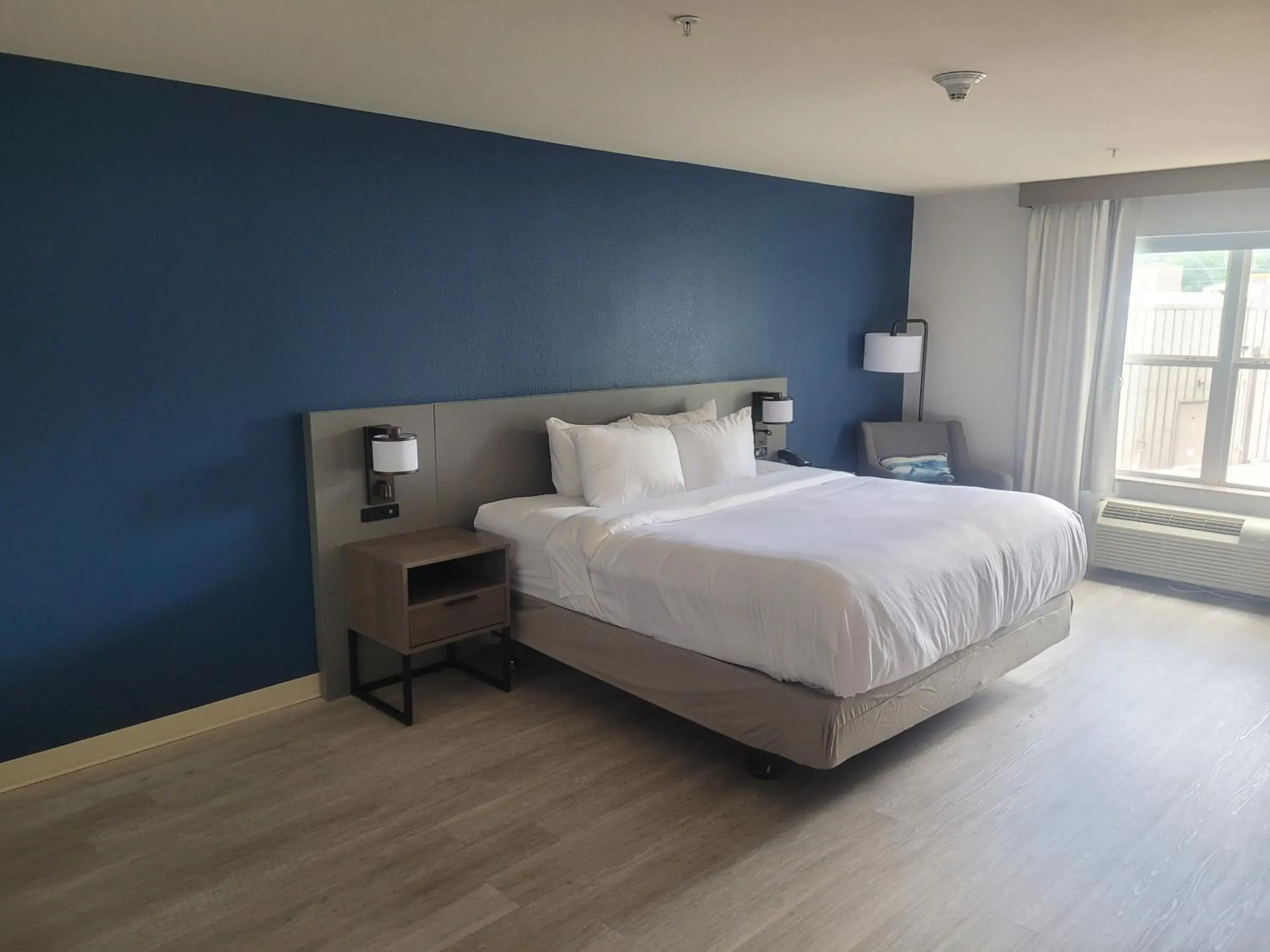 King Room - Disability Access/Non-Smoking in Comfort Inn & Suites King Room - Disability Access/Non-Smoking in Comfort Inn & Suites