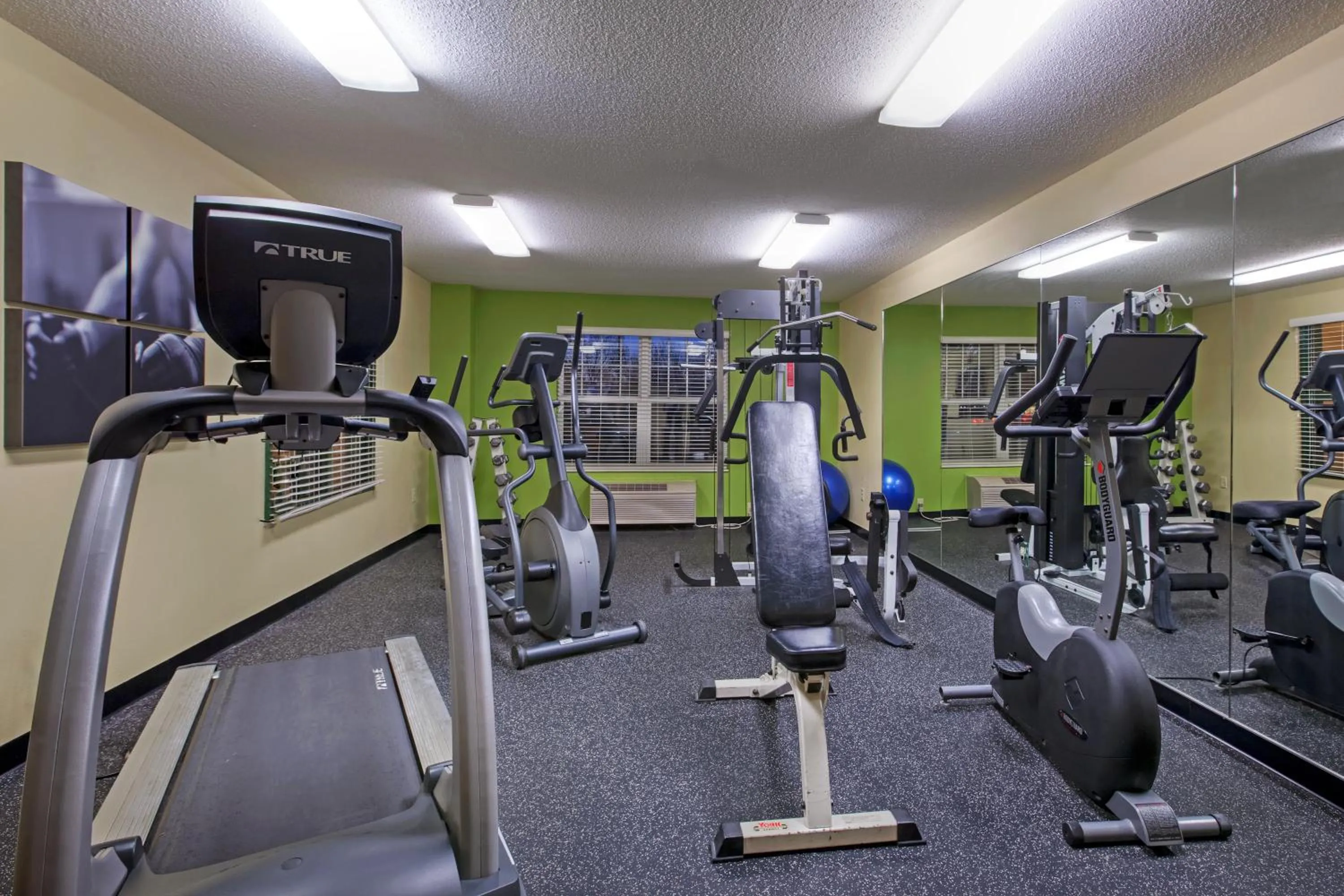 Fitness centre/facilities in Country Inn & Suites by Radisson, Mason City, IA