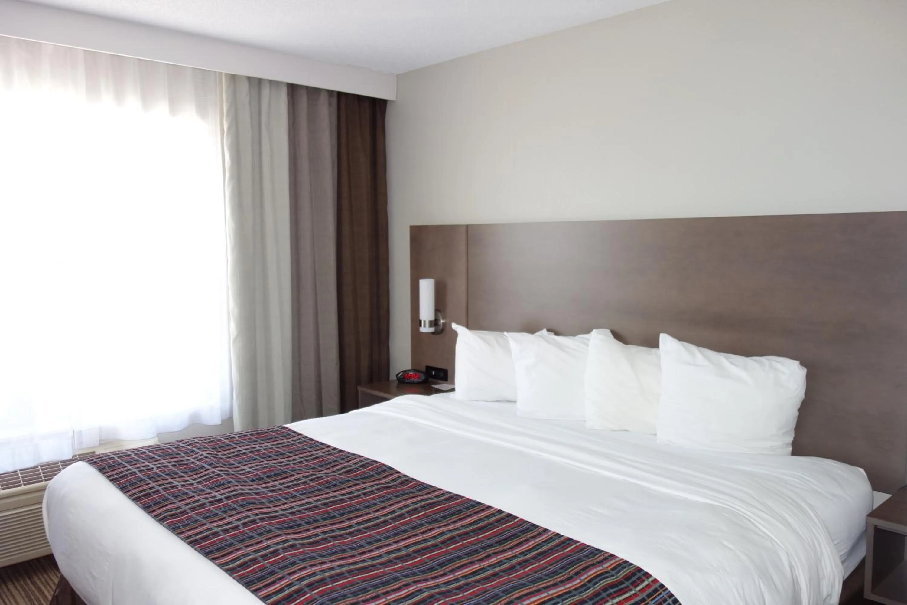 Bed in Country Inn & Suites by Radisson, Mason City, IA