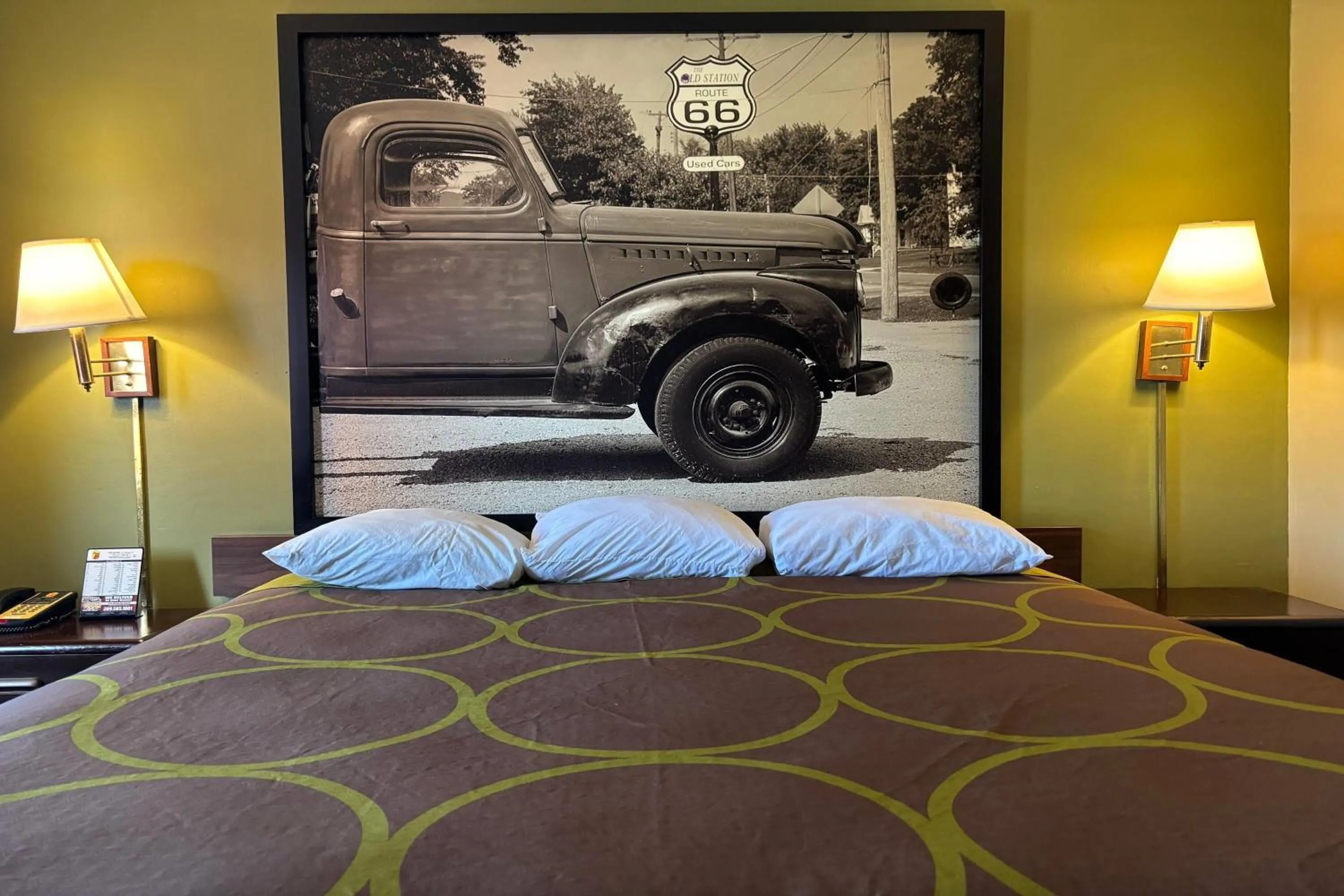 Photo of the whole room, Bed in Super 8 by Wyndham Normal Bloomington