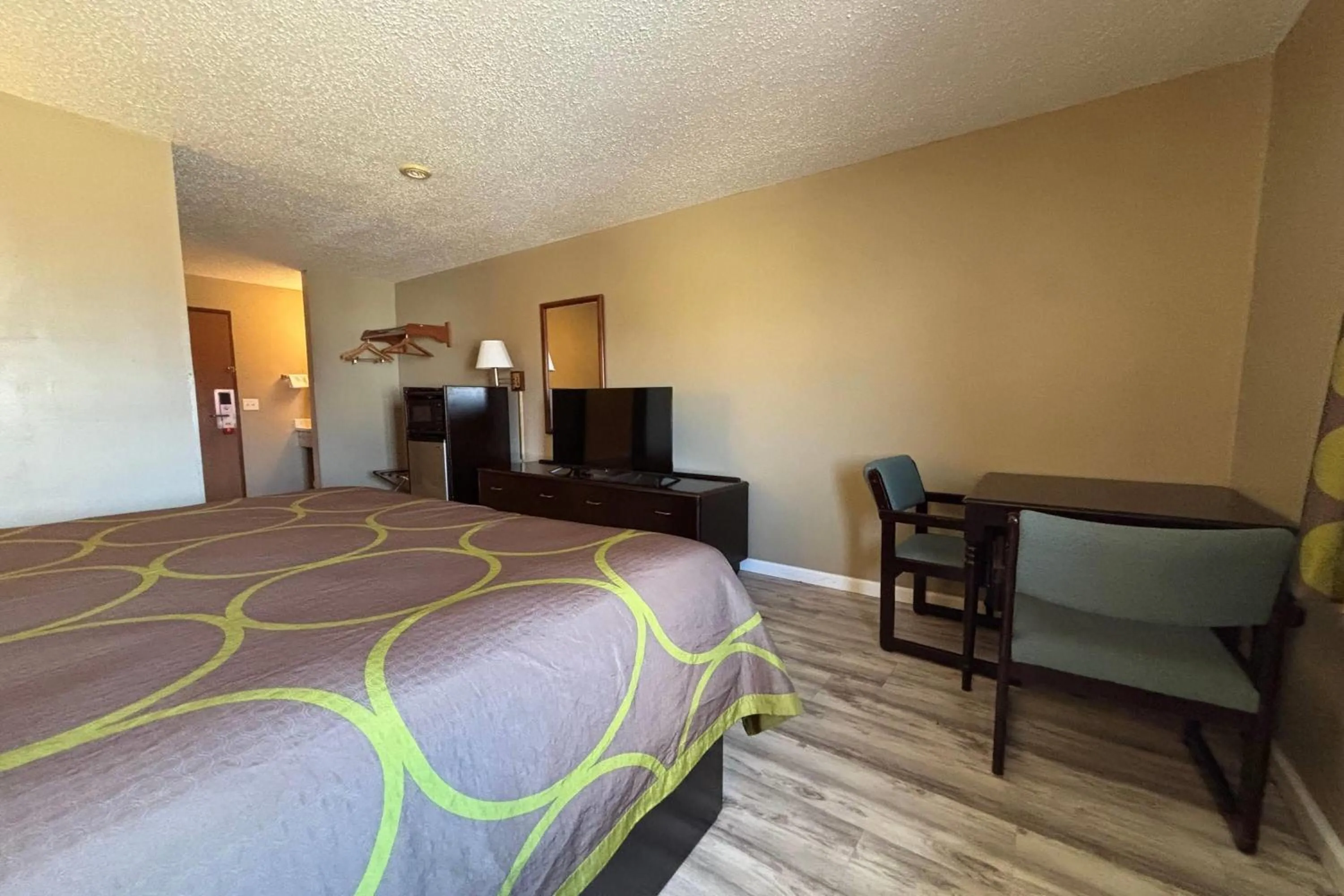 Photo of the whole room, Bed in Super 8 by Wyndham Normal Bloomington