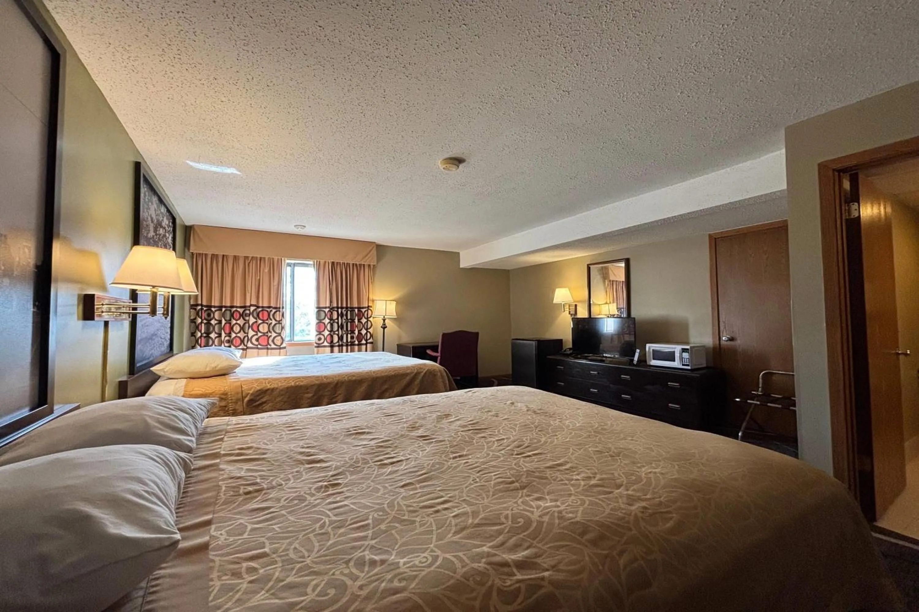 Photo of the whole room, Bed in Super 8 by Wyndham Normal Bloomington