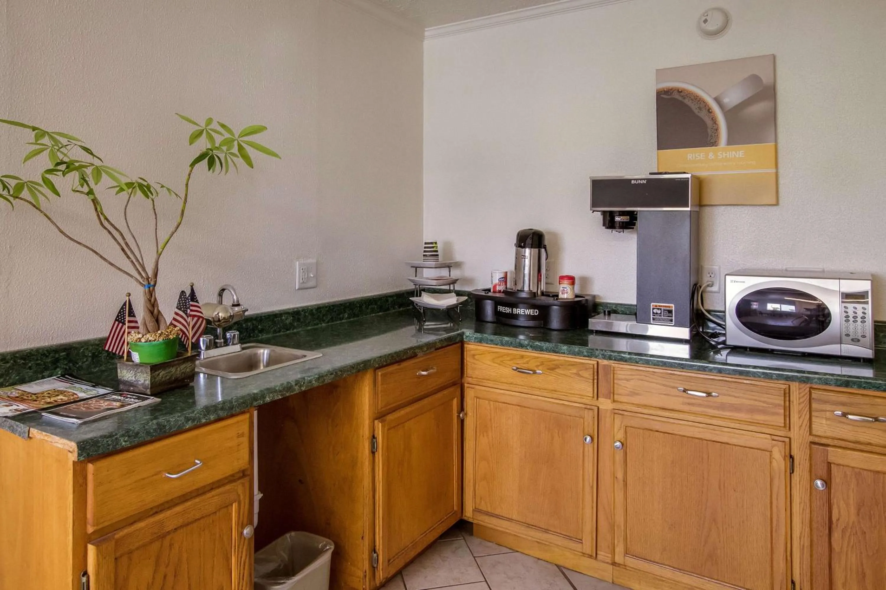 Restaurant/places to eat in Motel 6-Rossford, OH