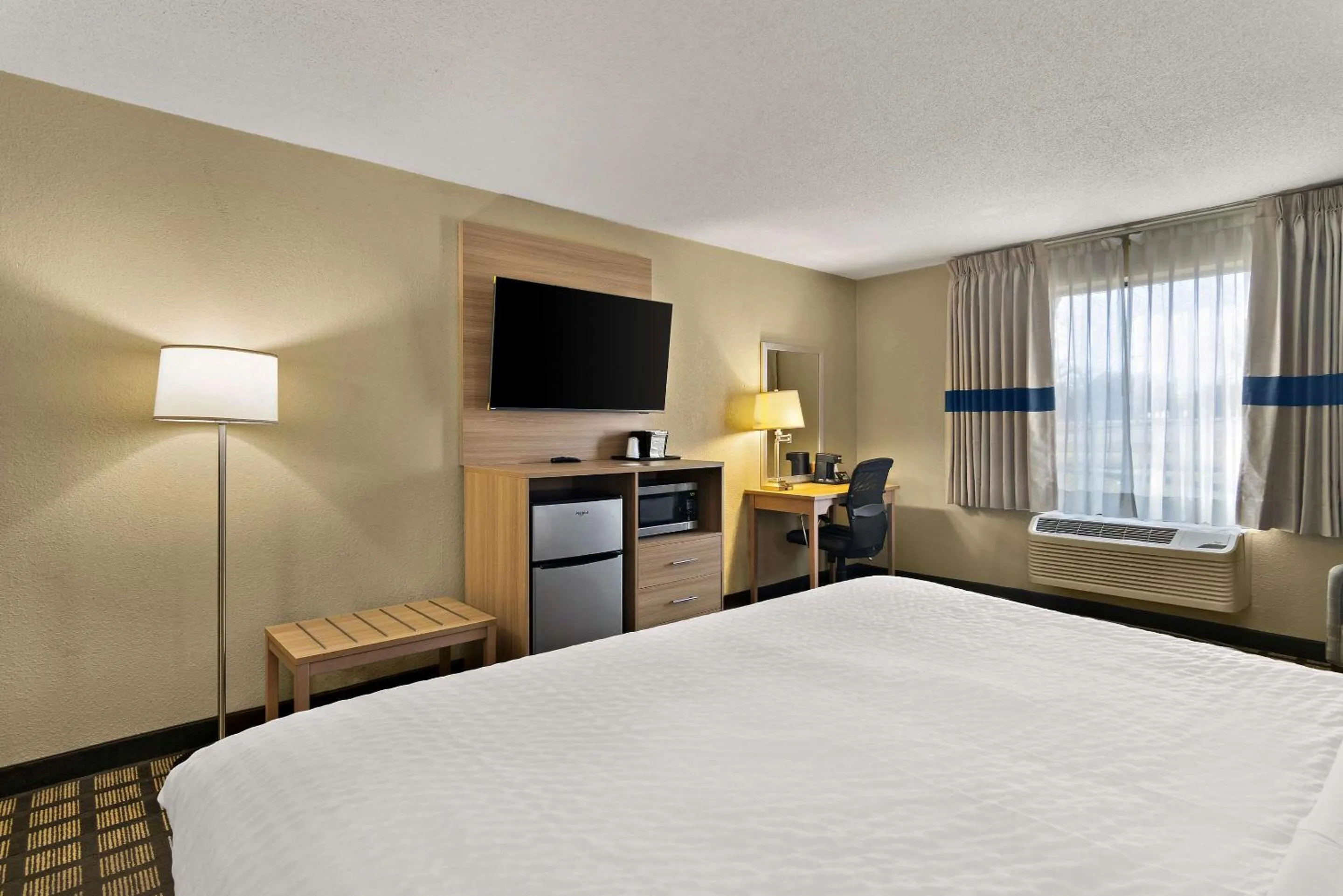 Bedroom, Bed in Clarion Pointe Bloomington-Normal near I-55 and University